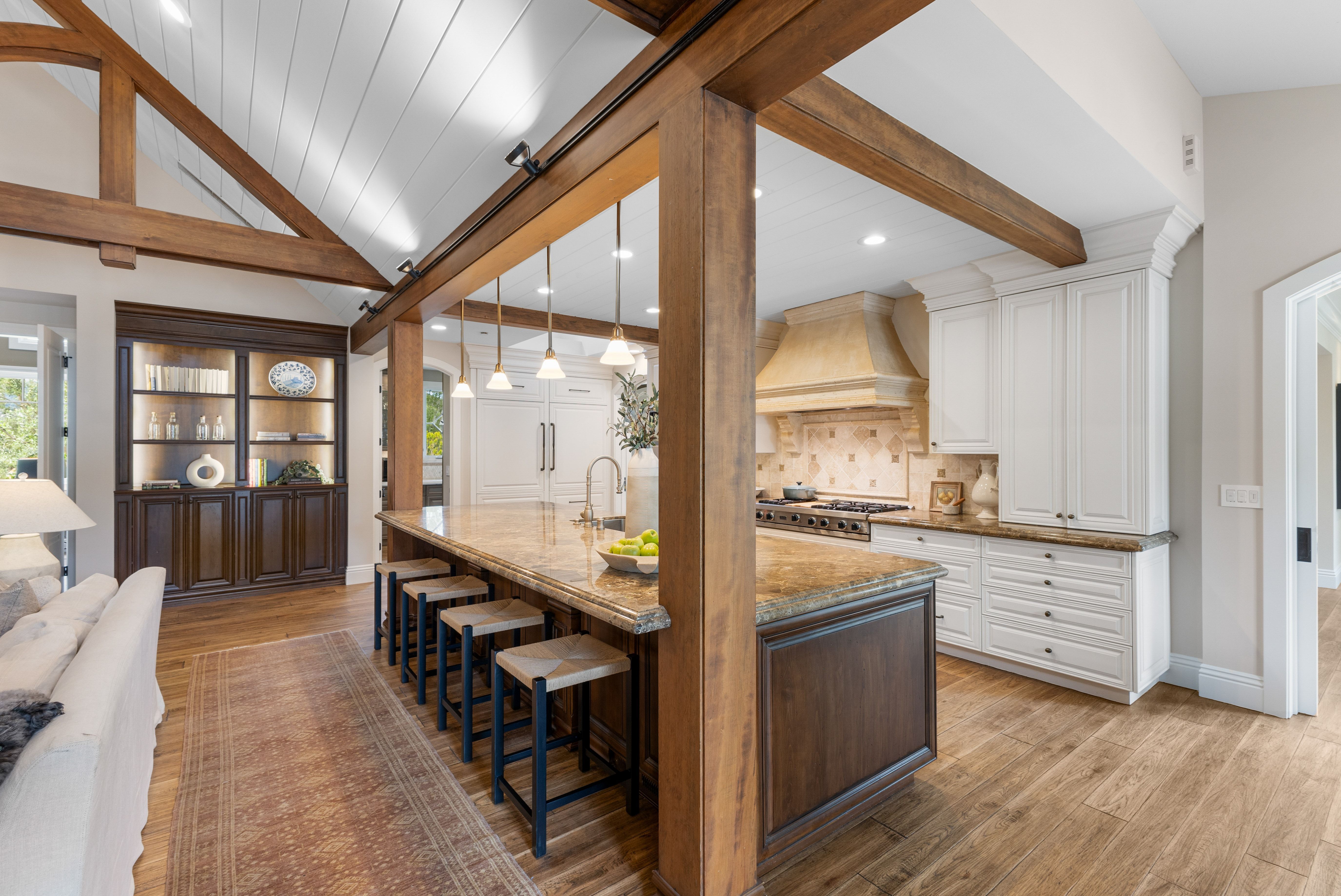  A Private One-Acre Compound Defined by Craftsmanship, Scale and Resort Living - 物件實景