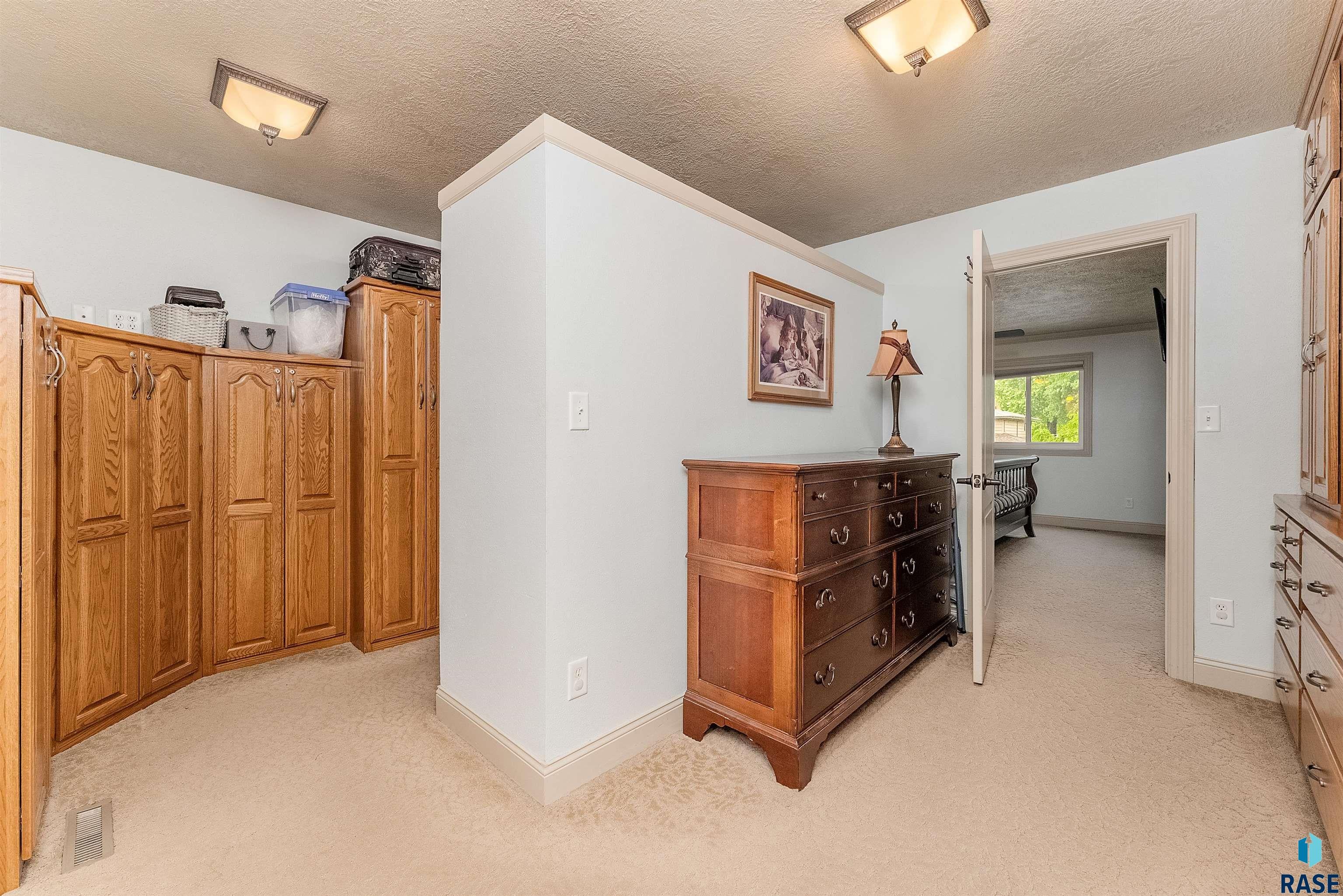 Sioux Falls, South Dakota, 57105, United States, 3 Bedrooms Bedrooms, ,2 BathroomsBathrooms,Residential,For Sale,1926722