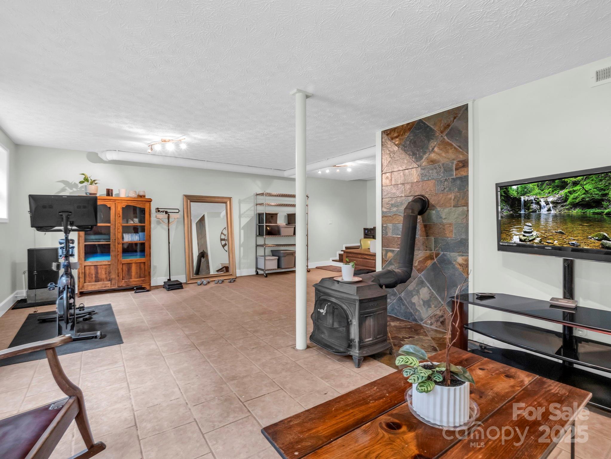 Saluda, North Carolina, 28773, United States, 4 Bedrooms Bedrooms, ,2 BathroomsBathrooms,Residential,For Sale,1978089