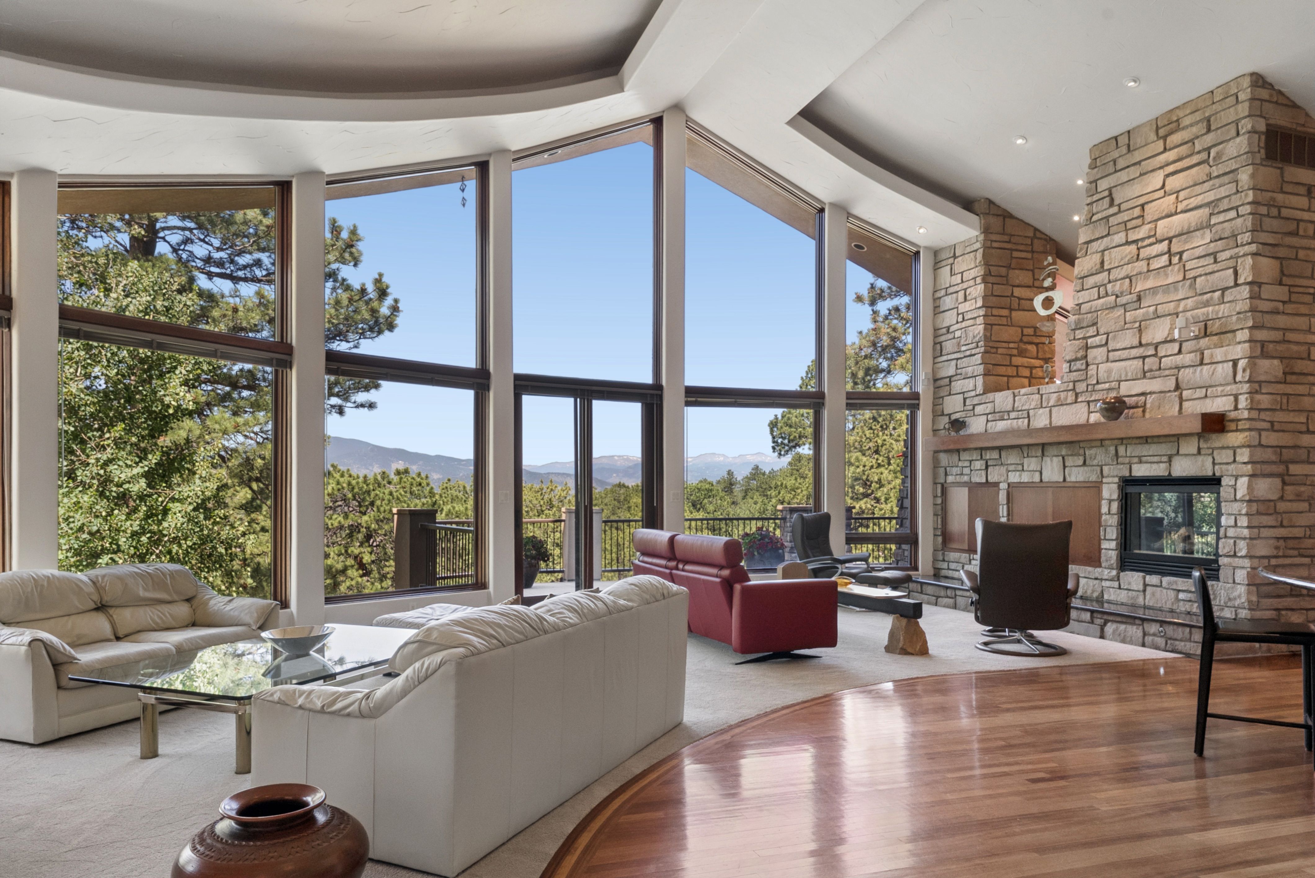  Custom Built on Over Five Acres - 物件實景