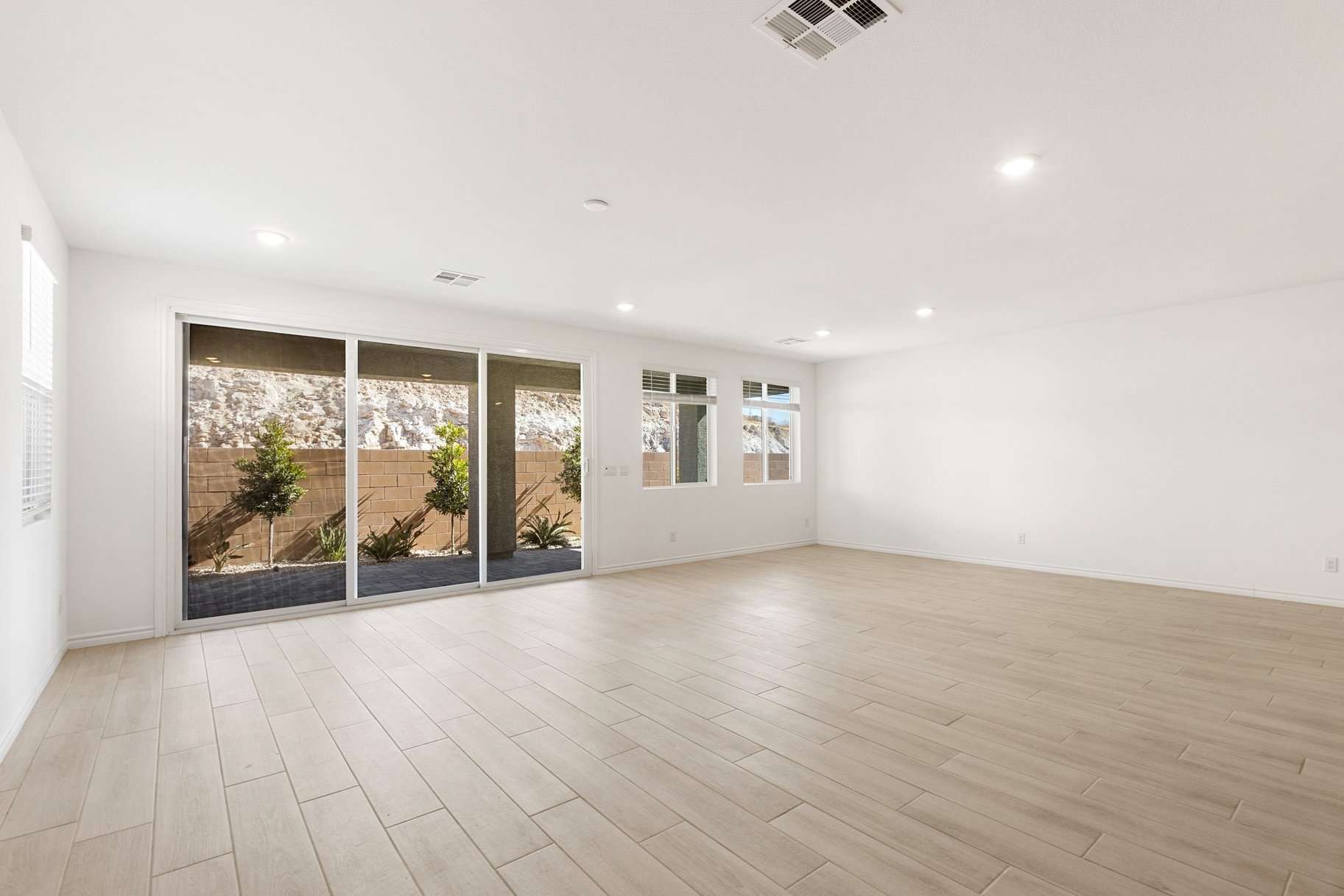  Single Story Home with RV 4 Car Garage Built in 2023 - 物件實景