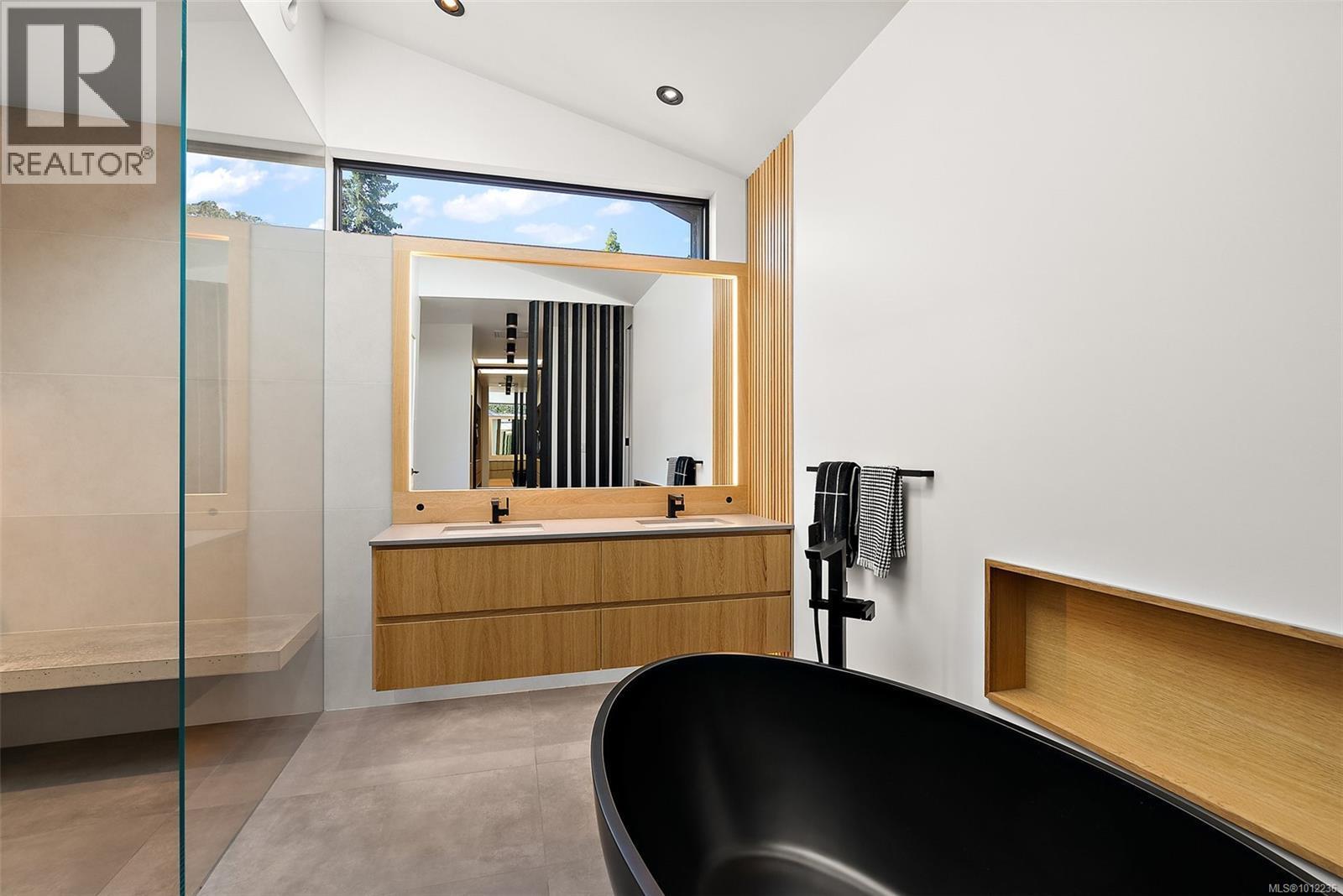 VICTORIA, British Columbia, V8S 4A6, CA, 6 Bedrooms Bedrooms, ,5 BathroomsBathrooms,Residential,For Sale,1948735