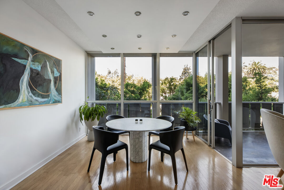 Los Angeles, California, 90027, United States, 1 Bedroom Bedrooms, ,1 BathroomBathrooms,Residential,For Sale,1907316