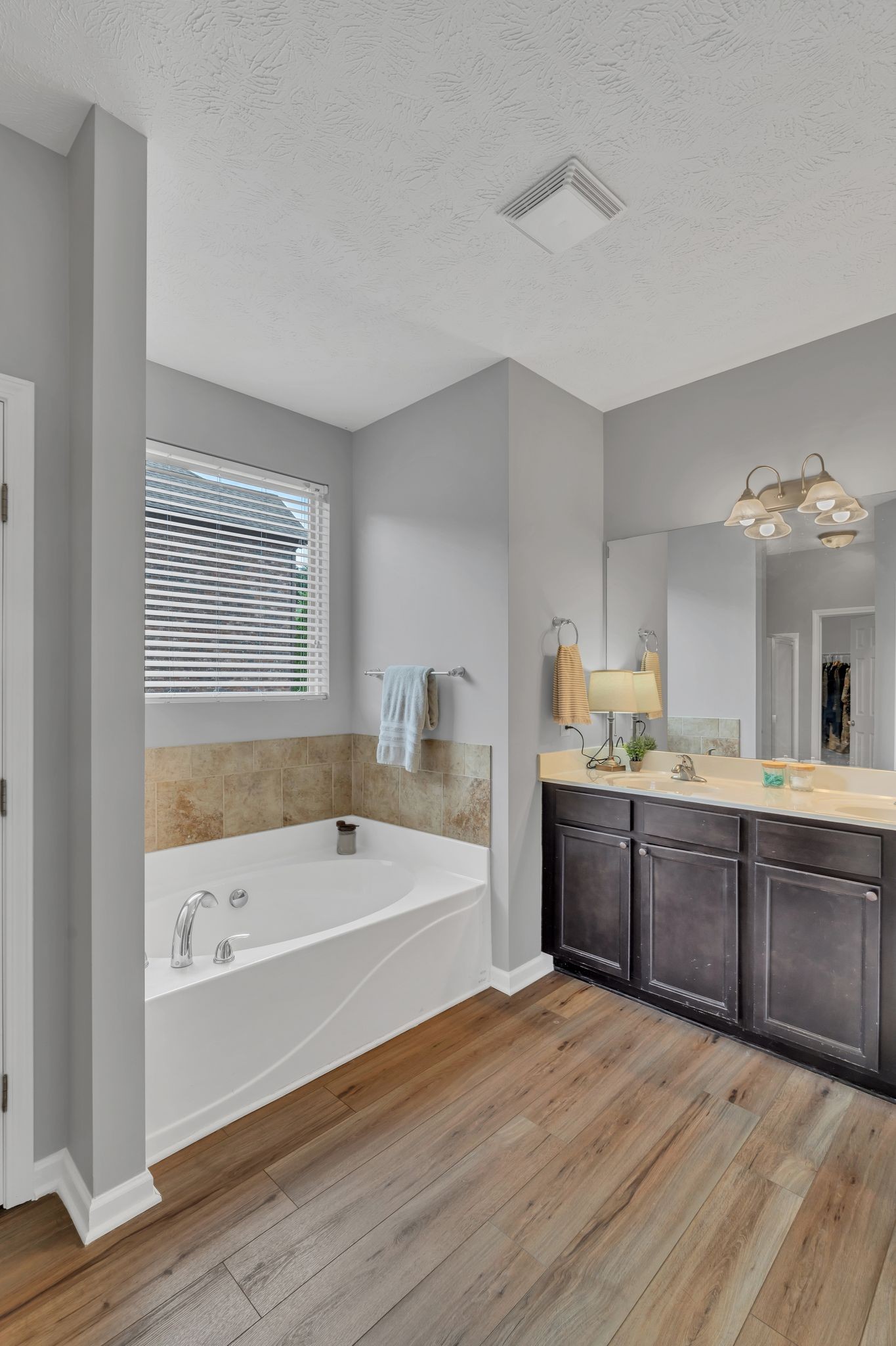 Hendersonville, Tennessee, 37075, United States, 4 Bedrooms Bedrooms, ,3 BathroomsBathrooms,Residential,For Sale,1870626
