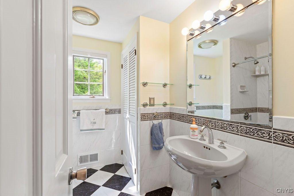 Jamesville, New York, 13078, United States, 4 Bedrooms Bedrooms, ,4 BathroomsBathrooms,Residential,For Sale,1829138