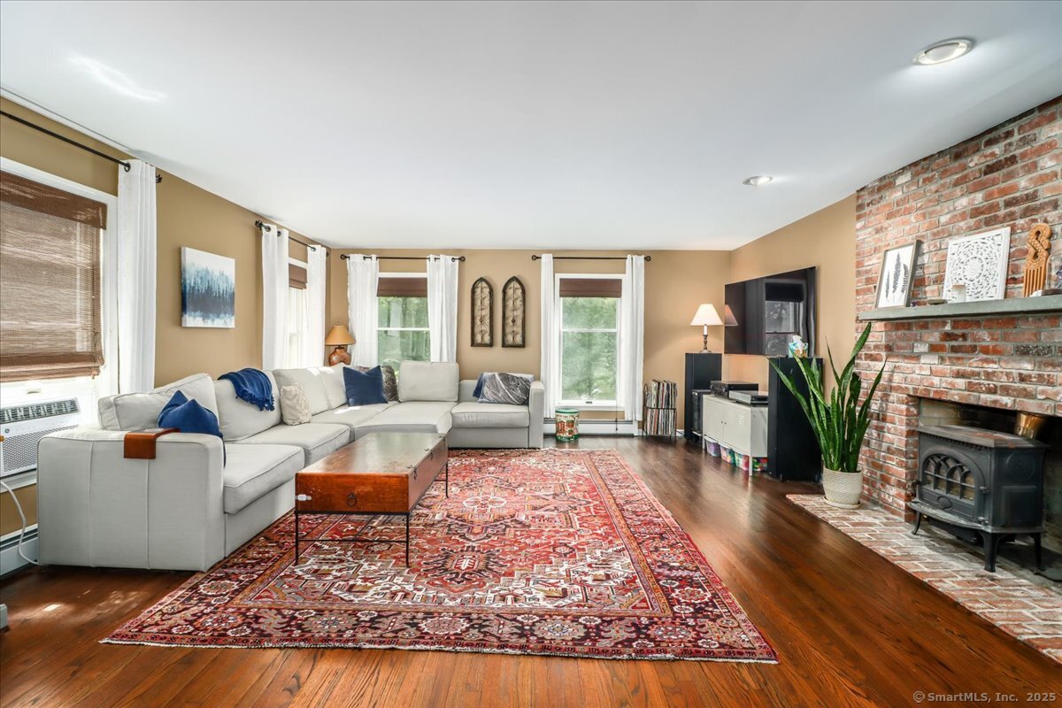 Oxford, Connecticut, 06478, United States, 3 Bedrooms Bedrooms, ,3 BathroomsBathrooms,Residential,For Sale,1916660