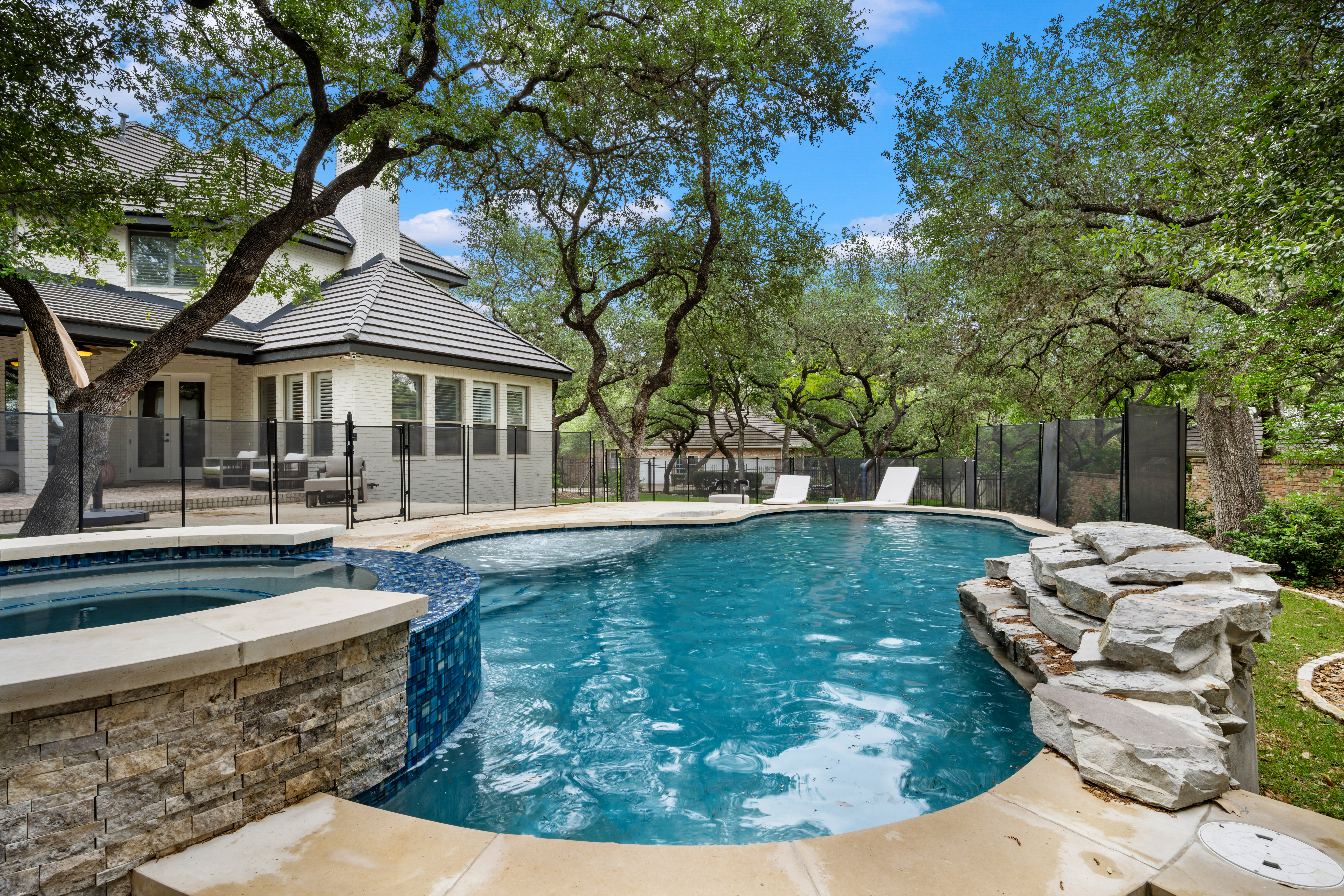  Elegant Retreat with Resort-Style Backyard - 物件實景