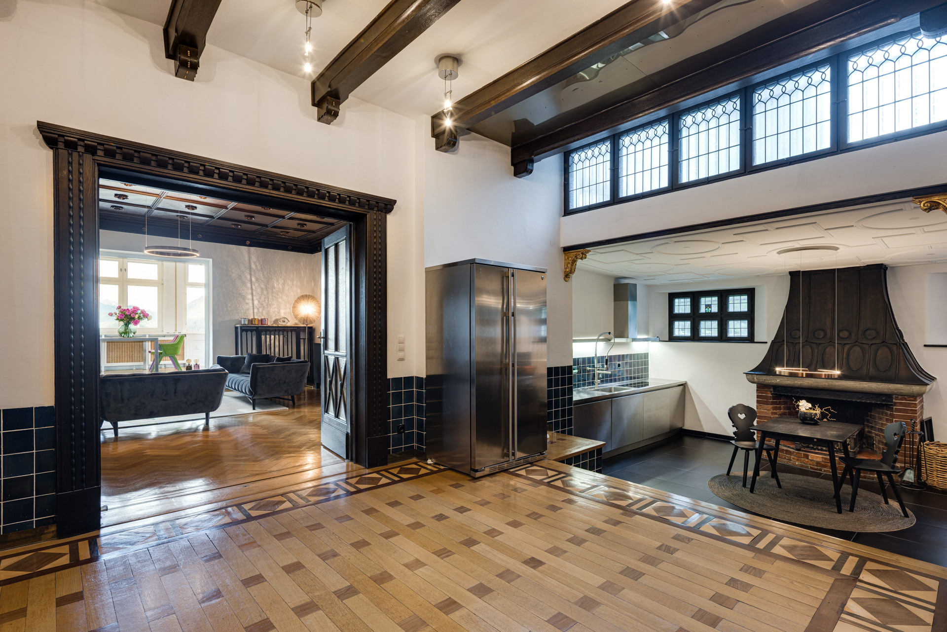  Luxurious apartment in an old building with historic charm and impressive pan... - 物件實景