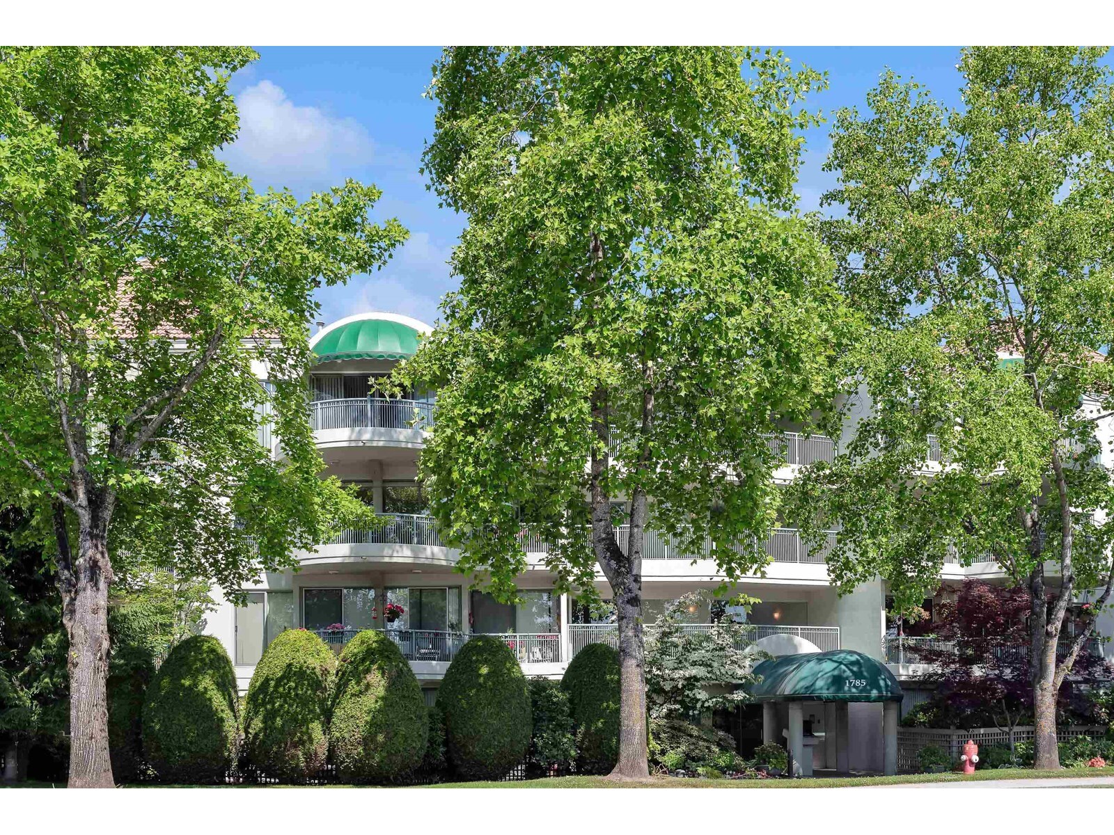 SURREY, British Columbia, V4A 9T5, CA, 2 Bedrooms Bedrooms, ,2 BathroomsBathrooms,Residential,For Sale,1950918