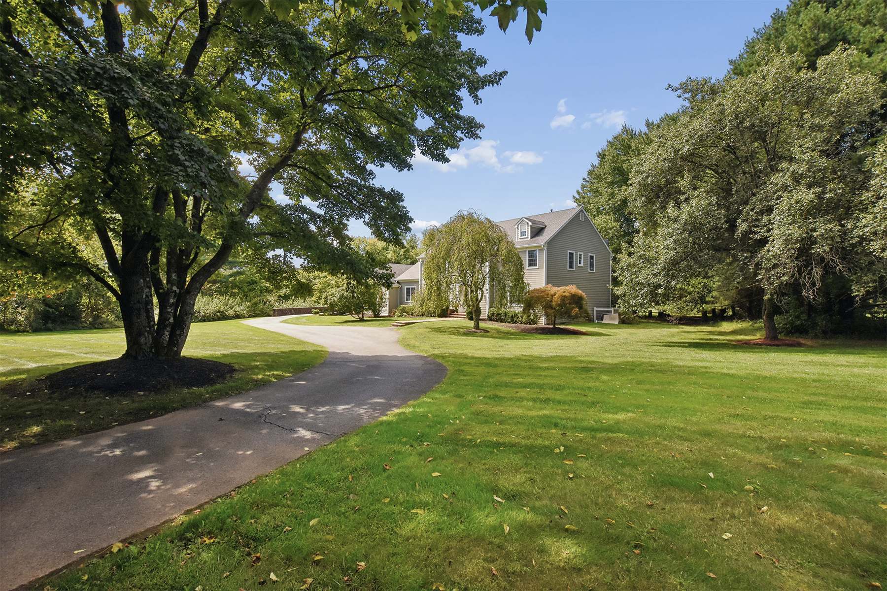  Traditional Colonial Sited Throughfully in a Secluded Neighborhood Setting - 物件實景