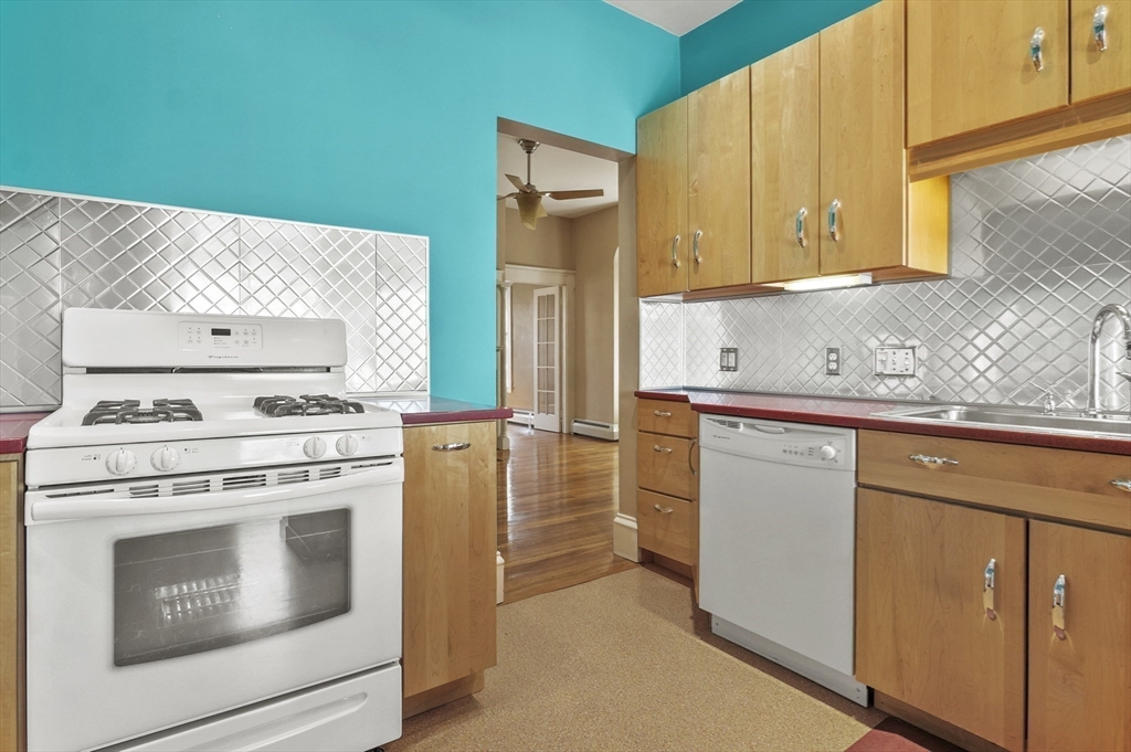 Waltham, Massachusetts, 02453, United States, 10 Bedrooms Bedrooms, ,5 BathroomsBathrooms,Residential,For Sale,1986333