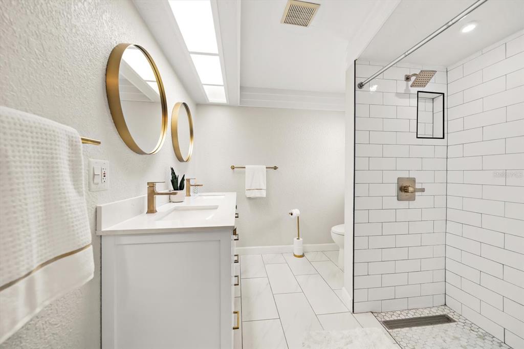 Clearwater, Florida, 33761, United States, 5 Bedrooms Bedrooms, ,3 BathroomsBathrooms,Residential,For Sale,1919685