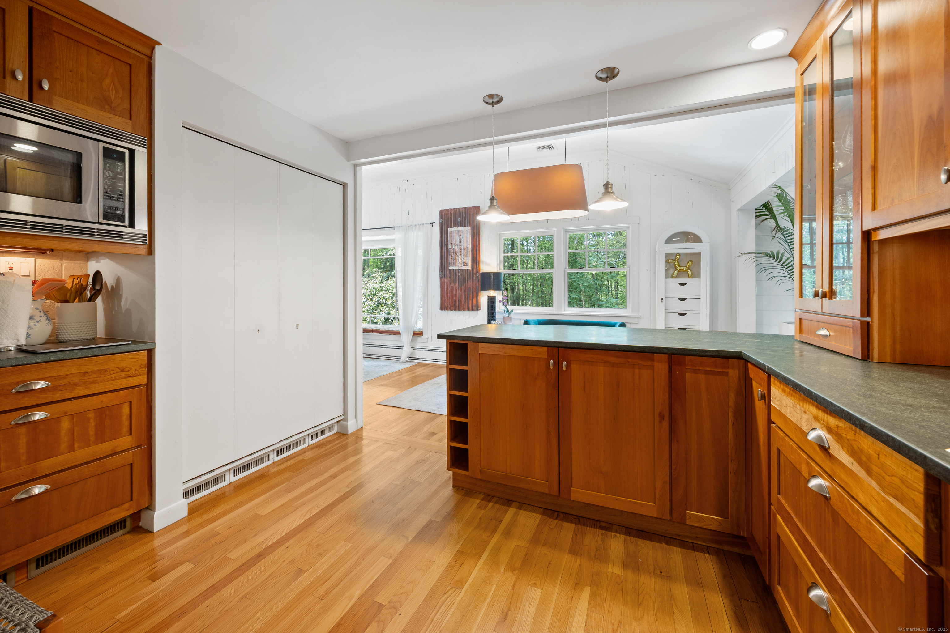 Woodbridge, Connecticut, 06525, United States, 3 Bedrooms Bedrooms, ,4 BathroomsBathrooms,Residential,For Sale,1912137