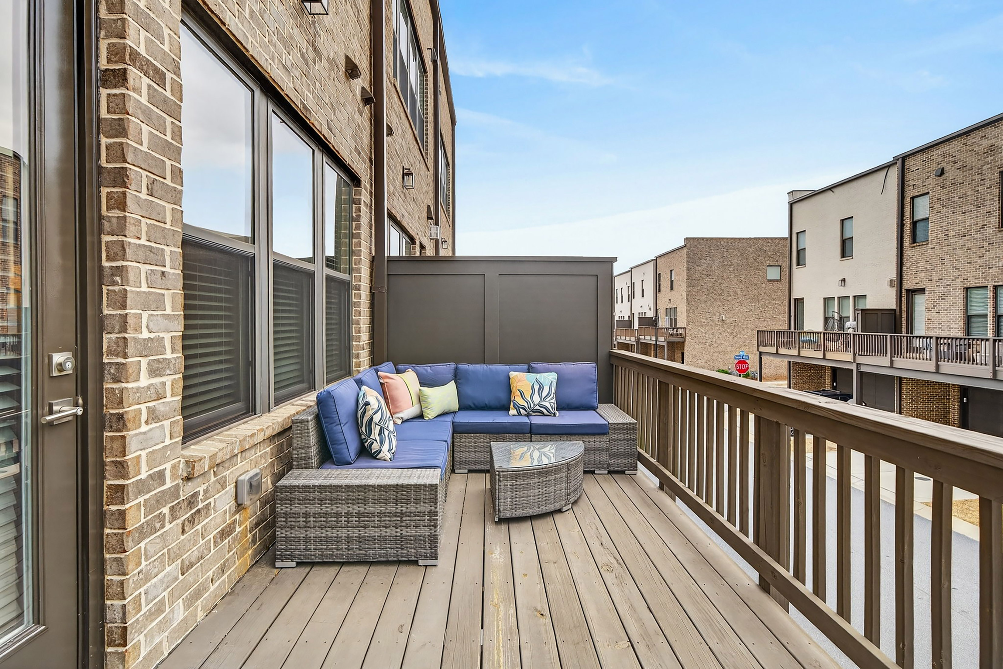  Stunning Three Bedroom Townhome in Convenient Boutique Community - 物件實景