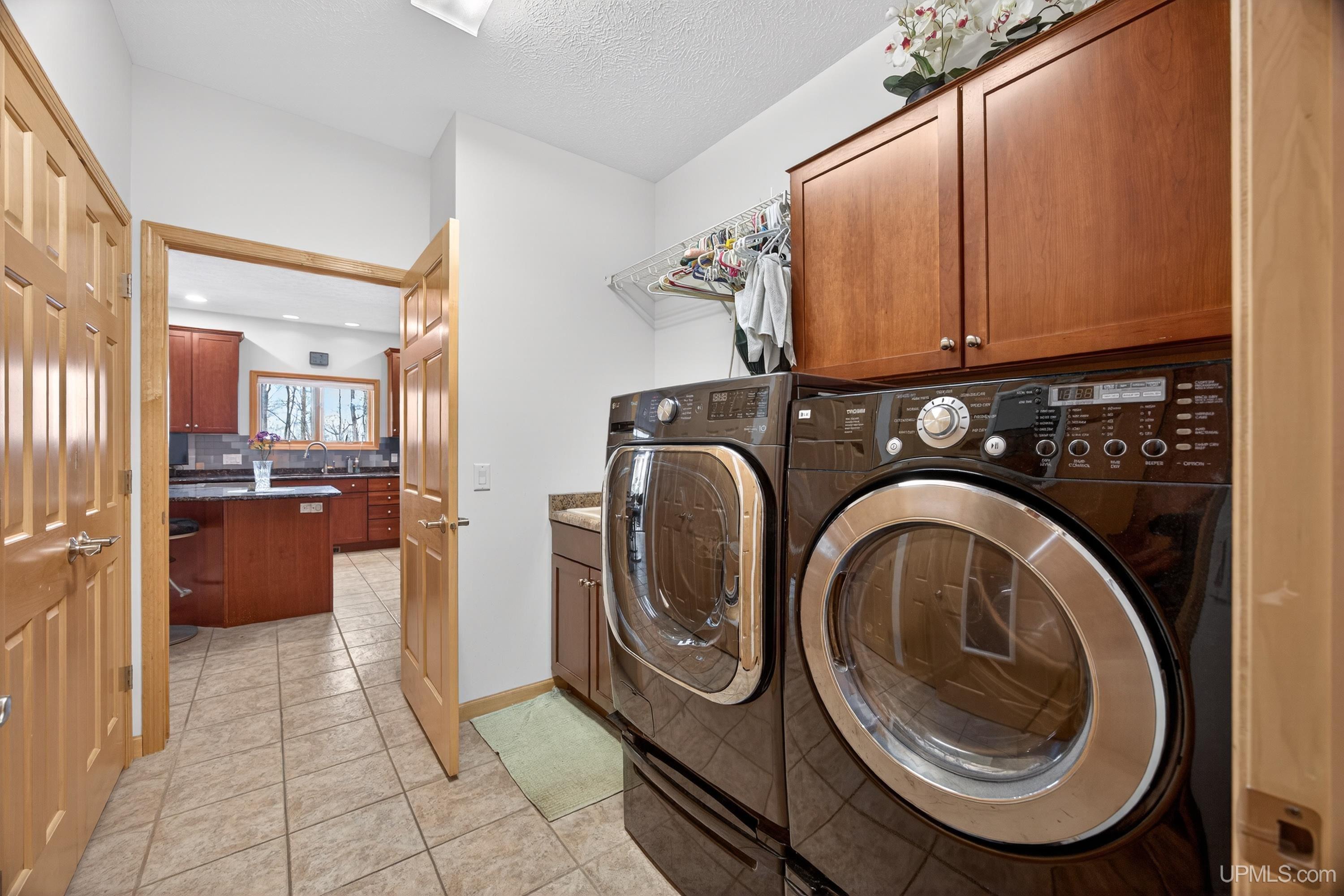 Houghton, Michigan, 49931, United States, 3 Bedrooms Bedrooms, ,4 BathroomsBathrooms,Residential,For Sale,2029605