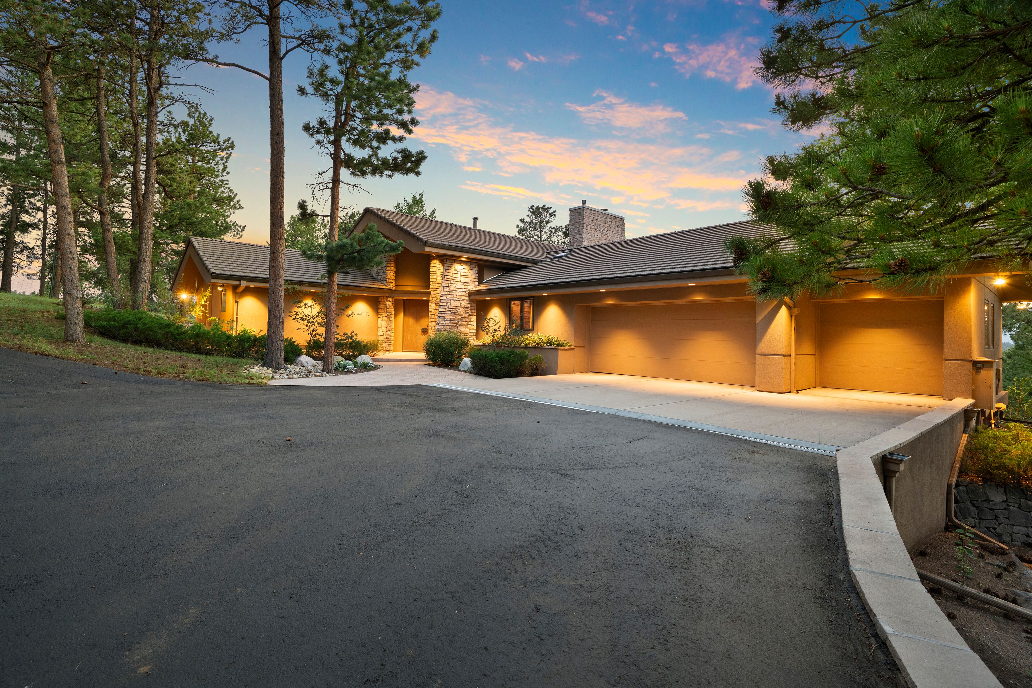  Custom Built on Over Five Acres - 物件實景