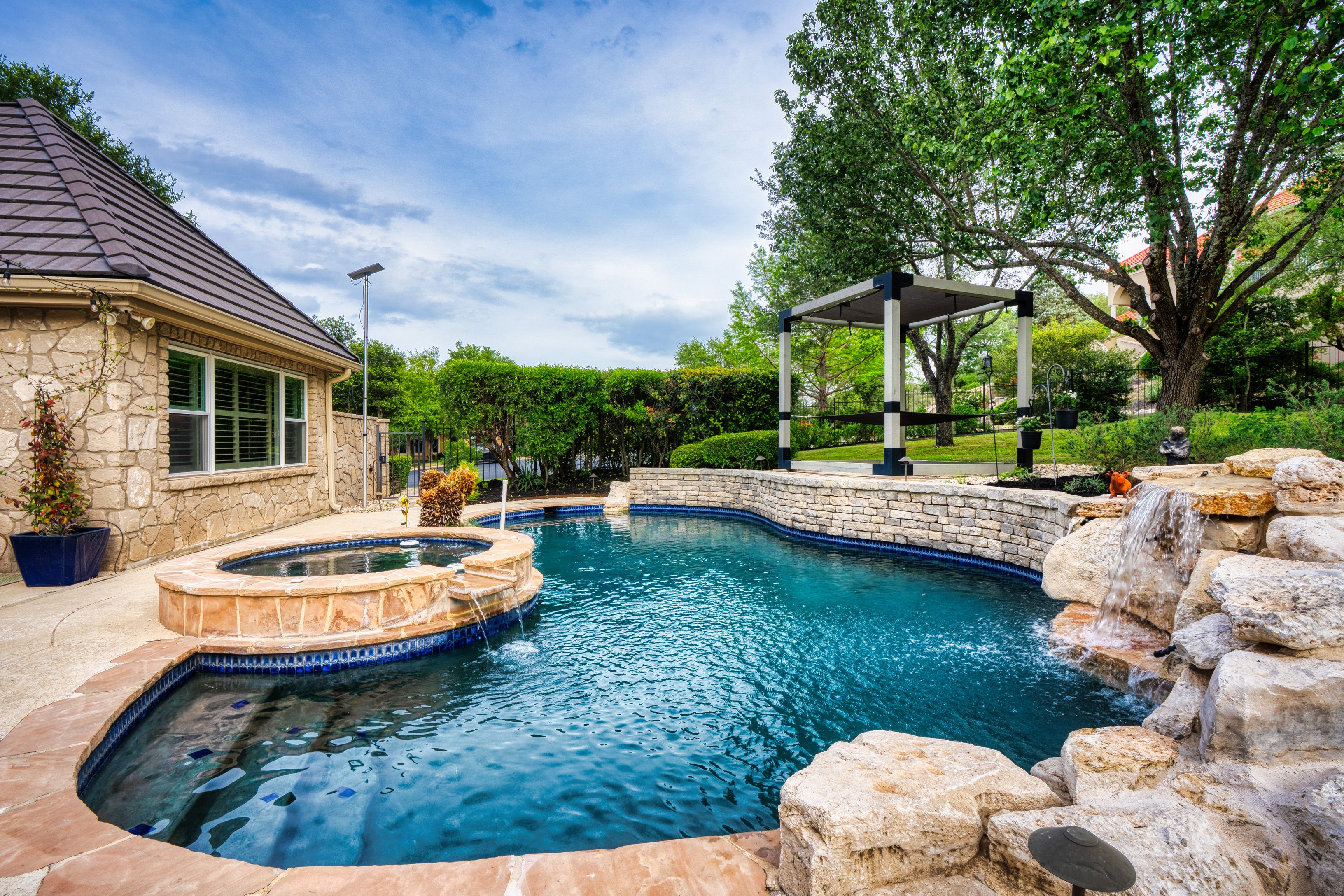  Spacious Estate with Poolside Views - 物件實景