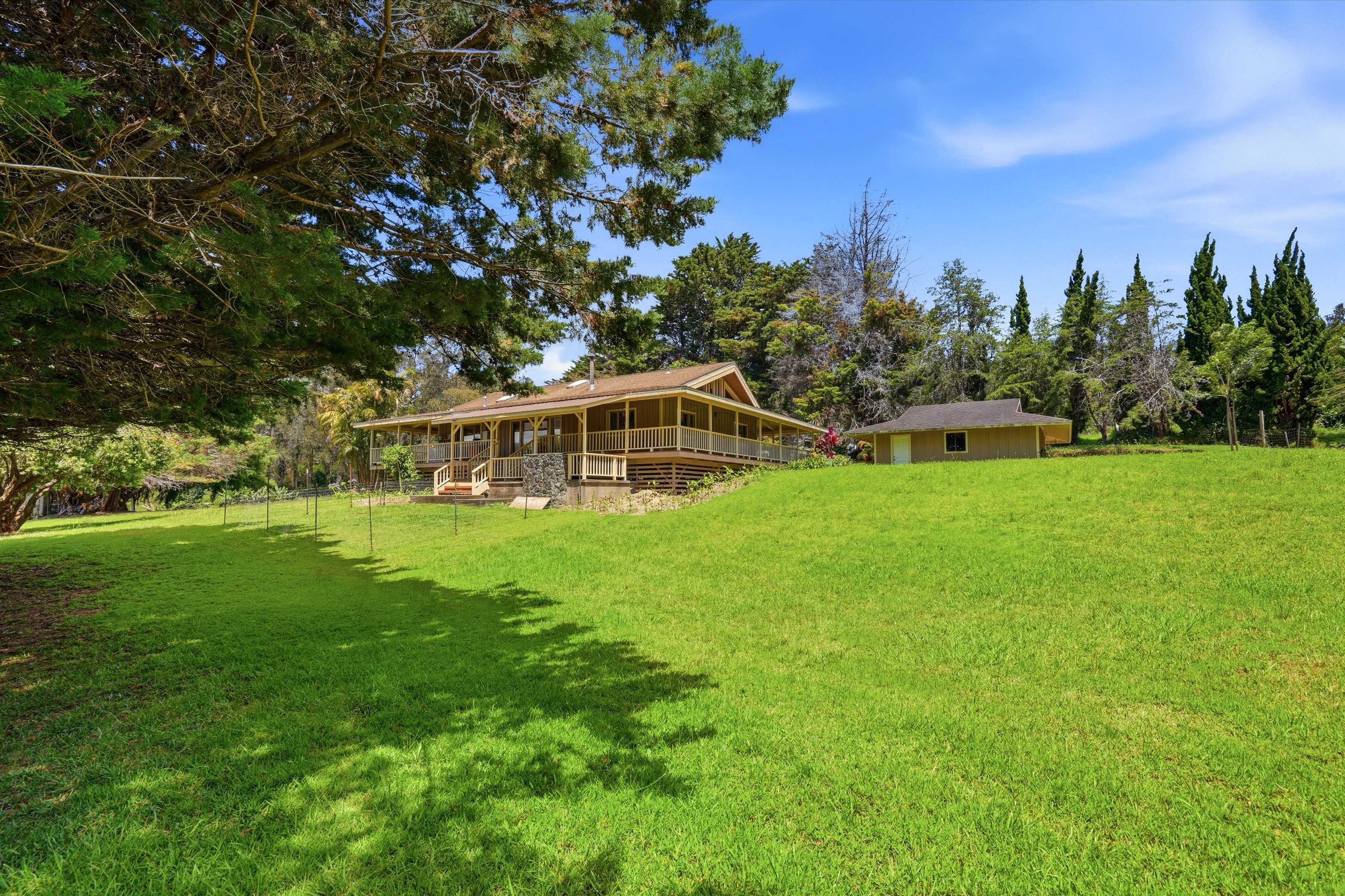  Single-level home on 2.5 fully fenced and gated acres - 物件實景