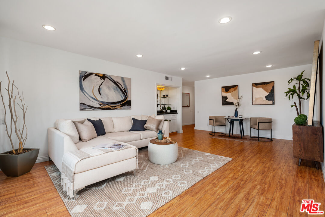 Sherman Oaks, California, 91423, United States, 3 Bedrooms Bedrooms, ,3 BathroomsBathrooms,Residential,For Sale,1927164
