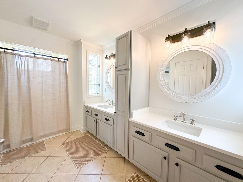 Calhoun, Georgia, 30701, United States, 4 Bedrooms Bedrooms, ,3 BathroomsBathrooms,Residential,For Sale,1762093