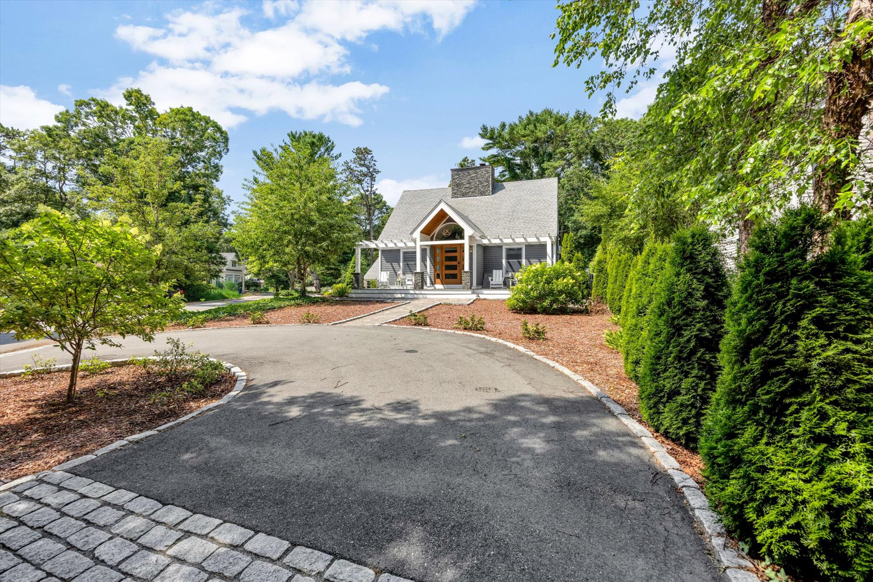  Beautifully Remodeled Cape Style Home - 物件實景