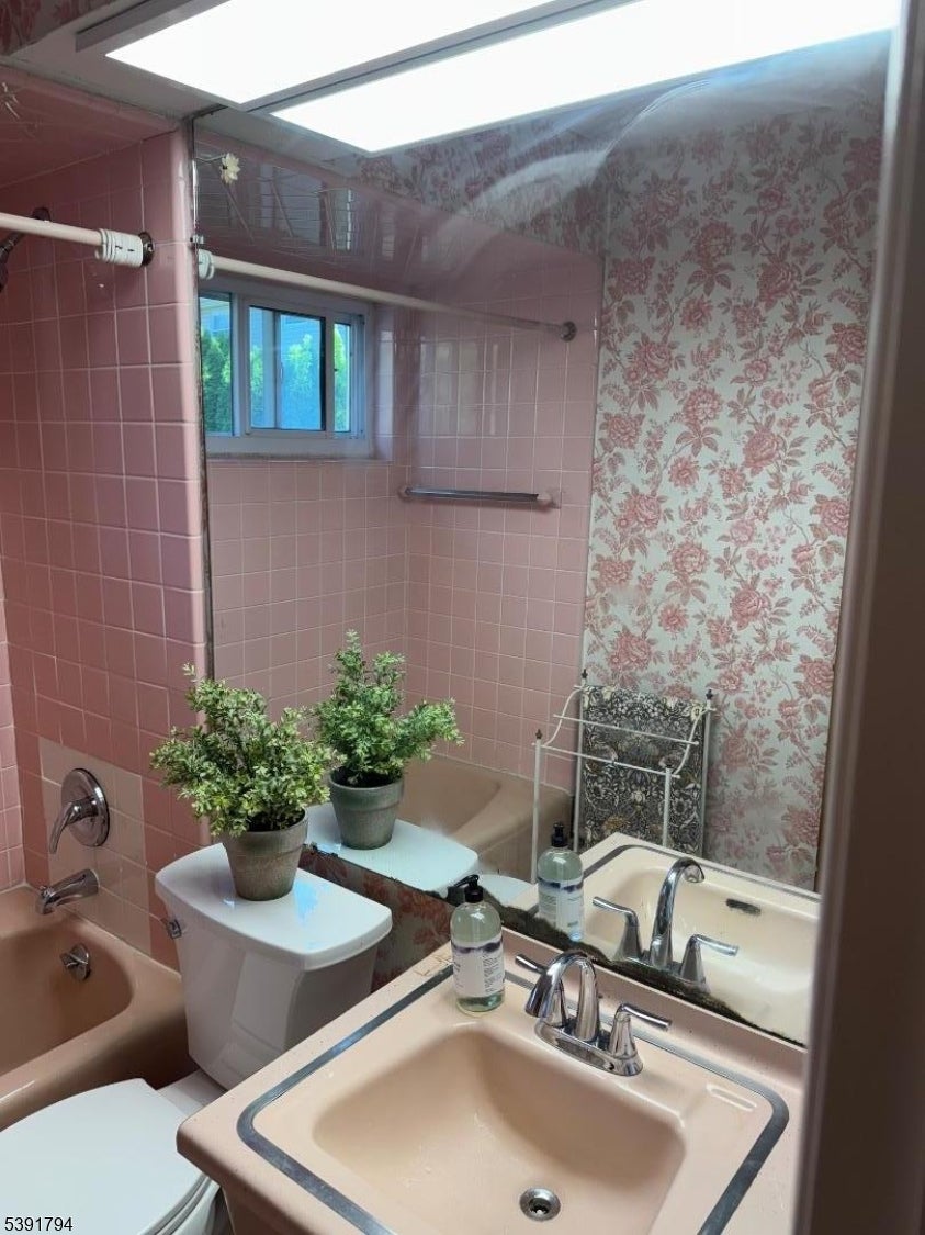 Nutley Twp., New Jersey, 07110, United States, 2 Bedrooms Bedrooms, ,1 BathroomBathrooms,Residential,For Sale,1980042