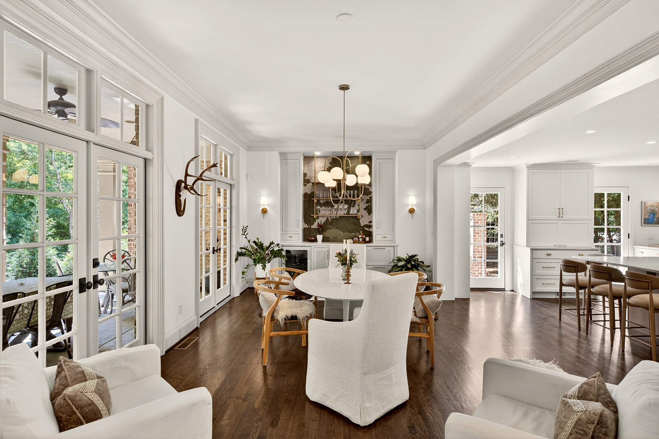  Exceptional Estate with Pool Nestled on 2+/- Private Acres Near Chastain Park - 物件實景