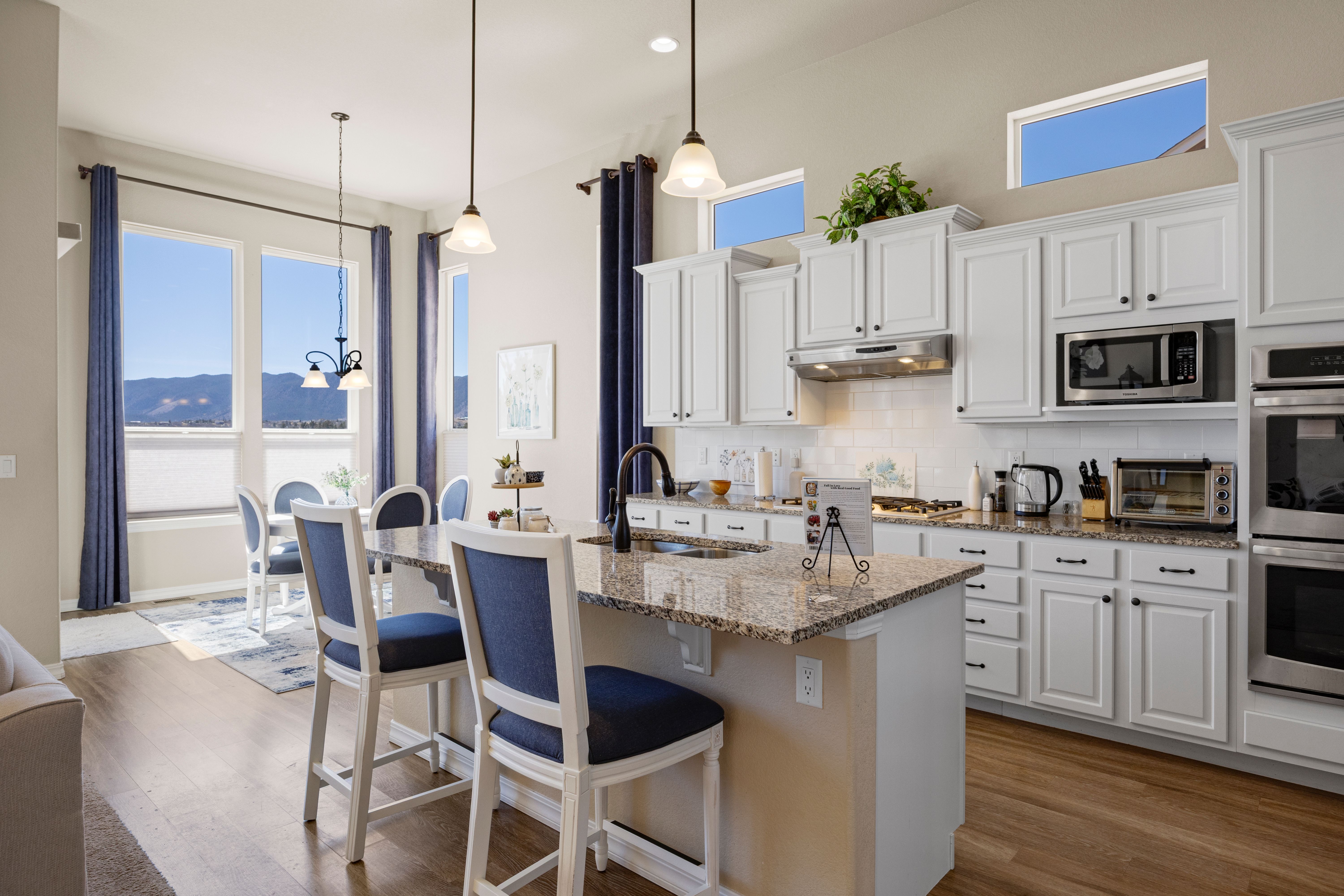  Open, Spacious, Upgraded, Walkout Rancher is Meticulous and with Views - 物件實景