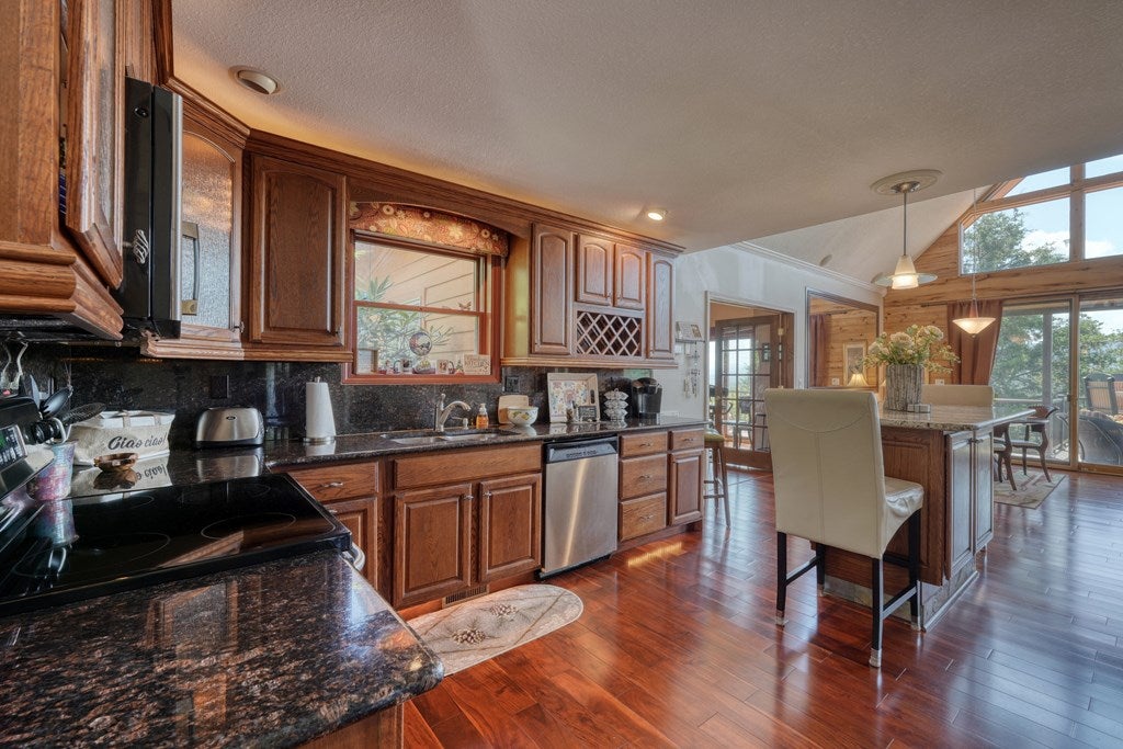 Hayesville, North Carolina, 28904, United States, 3 Bedrooms Bedrooms, ,4 BathroomsBathrooms,Residential,For Sale,1919513
