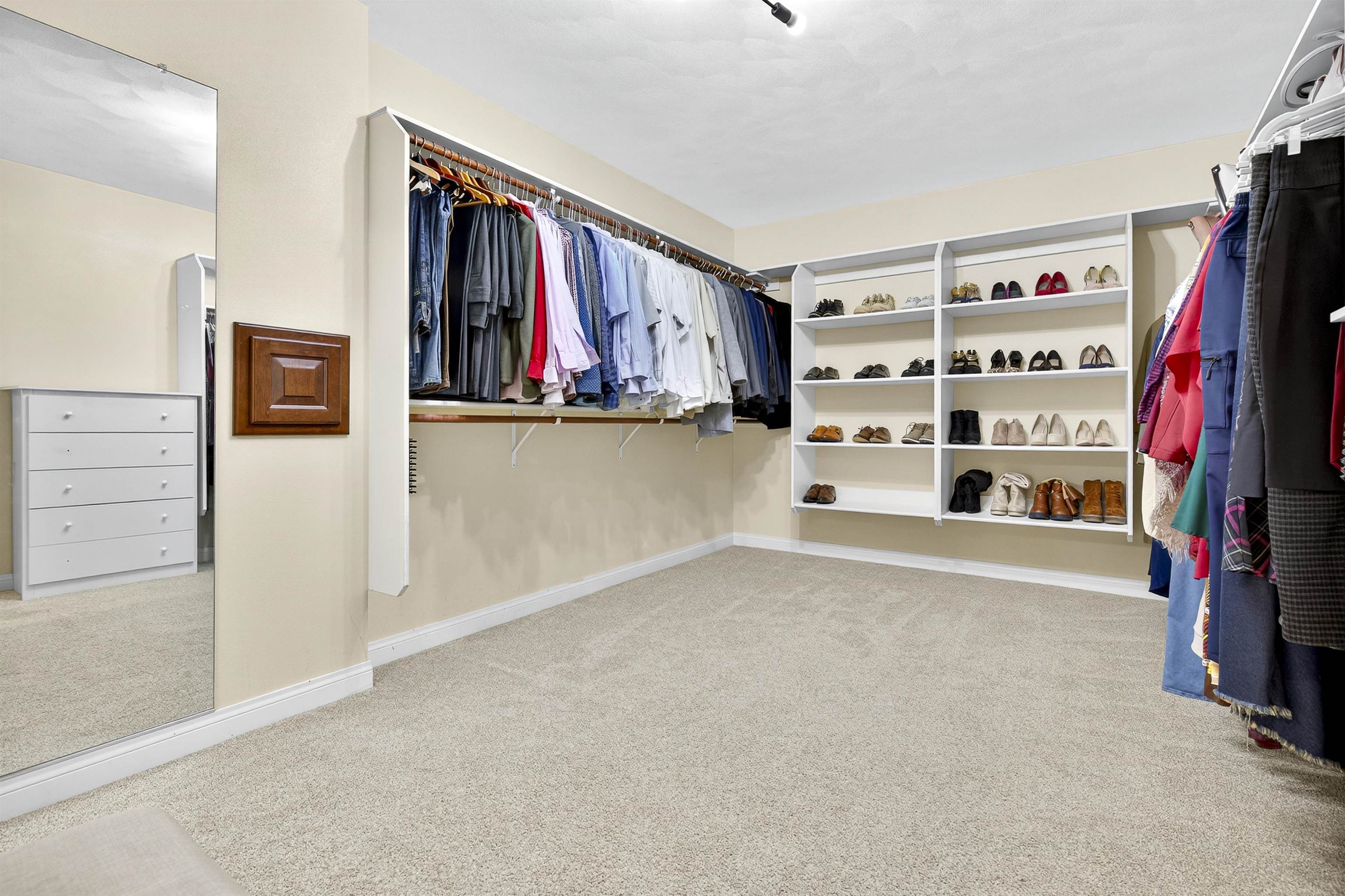 NEENAH, Wisconsin, 54956, United States, 5 Bedrooms Bedrooms, ,6 BathroomsBathrooms,Residential,For Sale,1992991