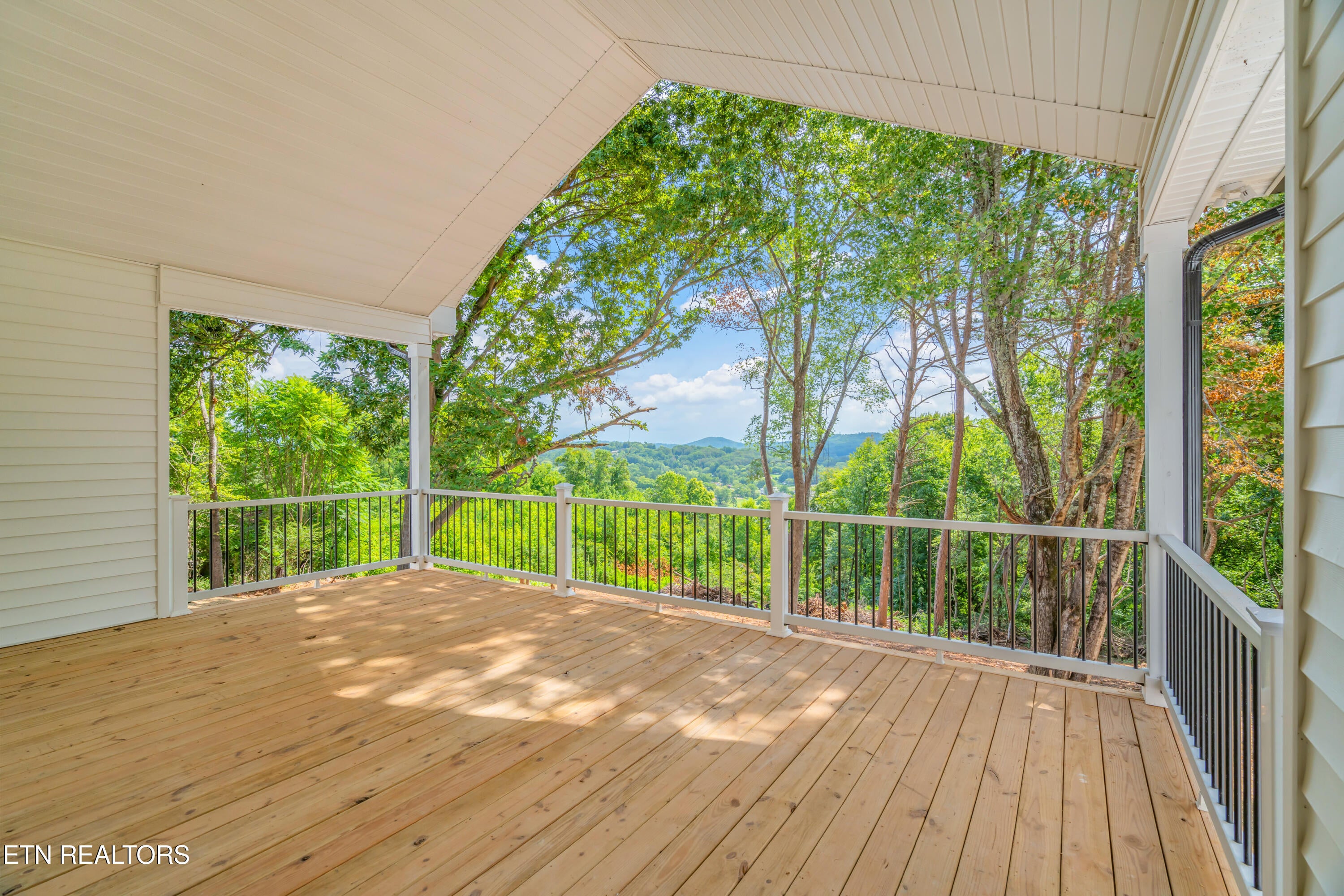 Kingston, Tennessee, 37763, United States, 3 Bedrooms Bedrooms, ,2 BathroomsBathrooms,Residential,For Sale,1907401