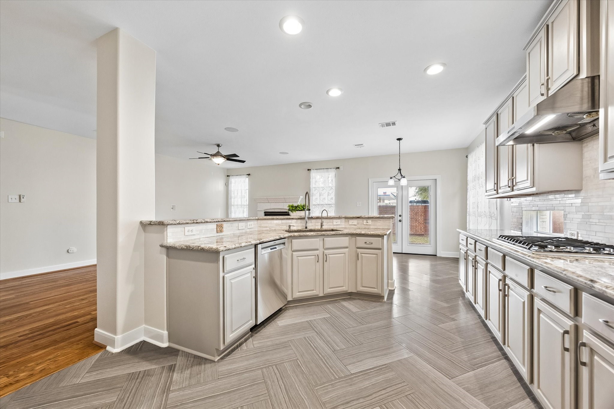  1502 Lakeside Enclave Drive - 物件實景