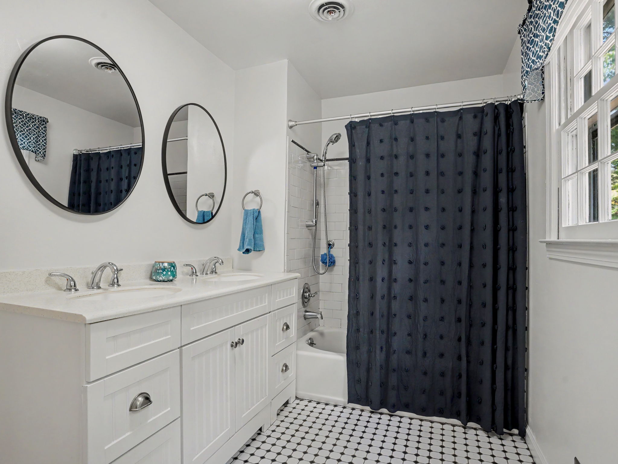  Hilltop Lake Hills Oasis with Renovated Chef