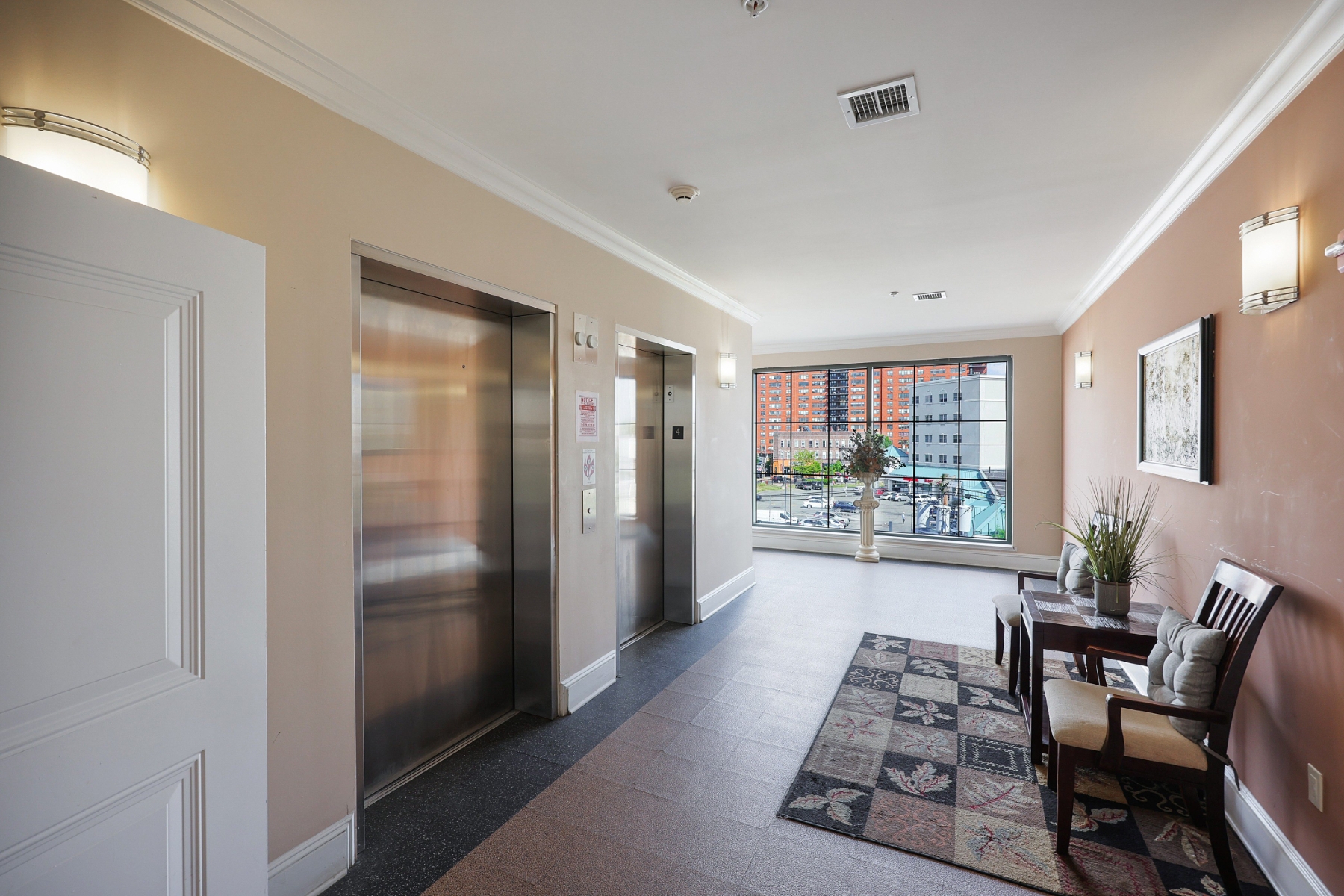  ?JC Heights? Multifloor Condominum Offers Open Concept Layout - 物件實景