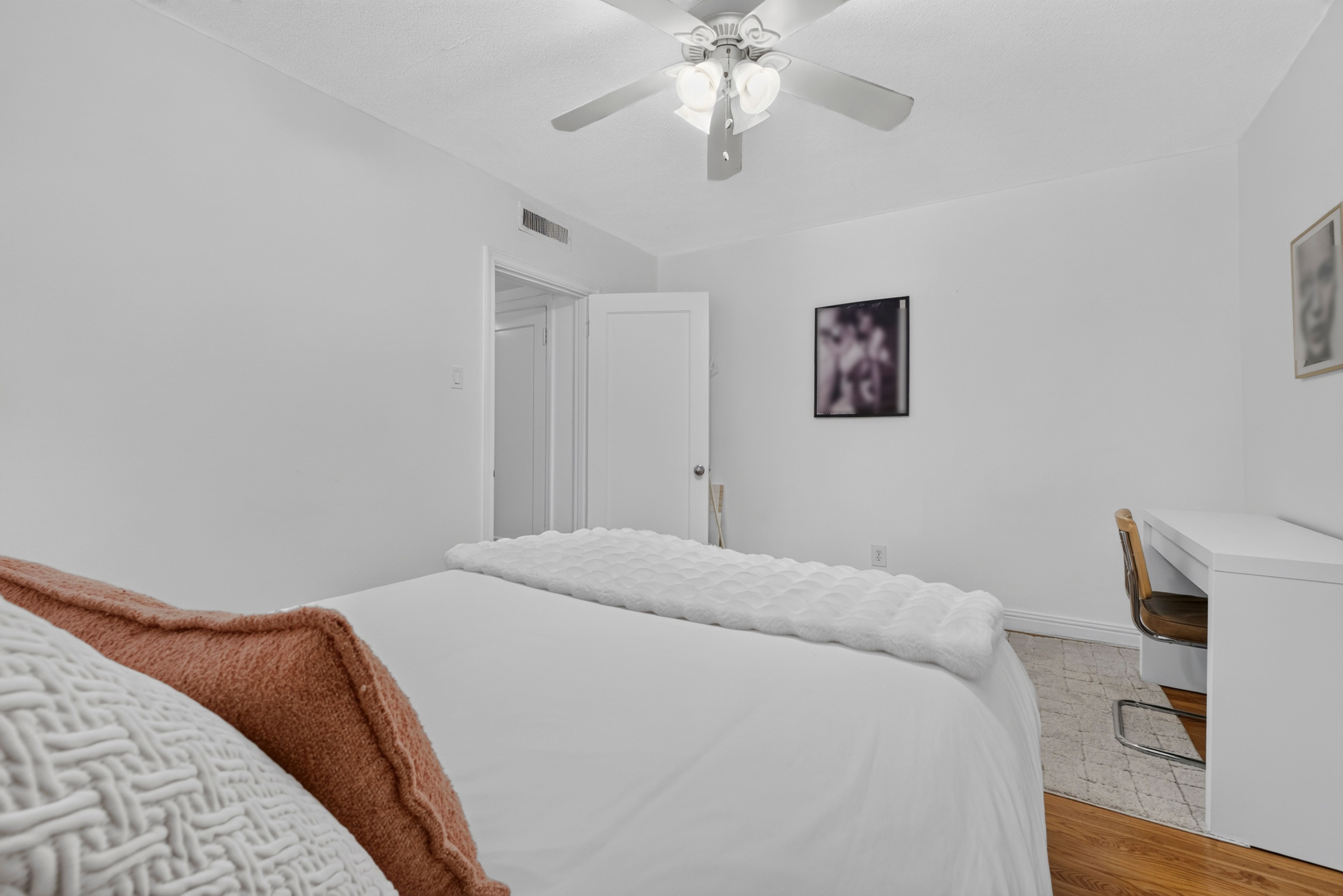  Spacious, Modern, and Move-In Ready Main Floor Condo - 物件實景