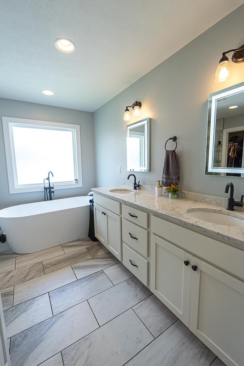 Proctorville, Ohio, 45669, United States, 5 Bedrooms Bedrooms, ,3 BathroomsBathrooms,Residential,For Sale,2049008