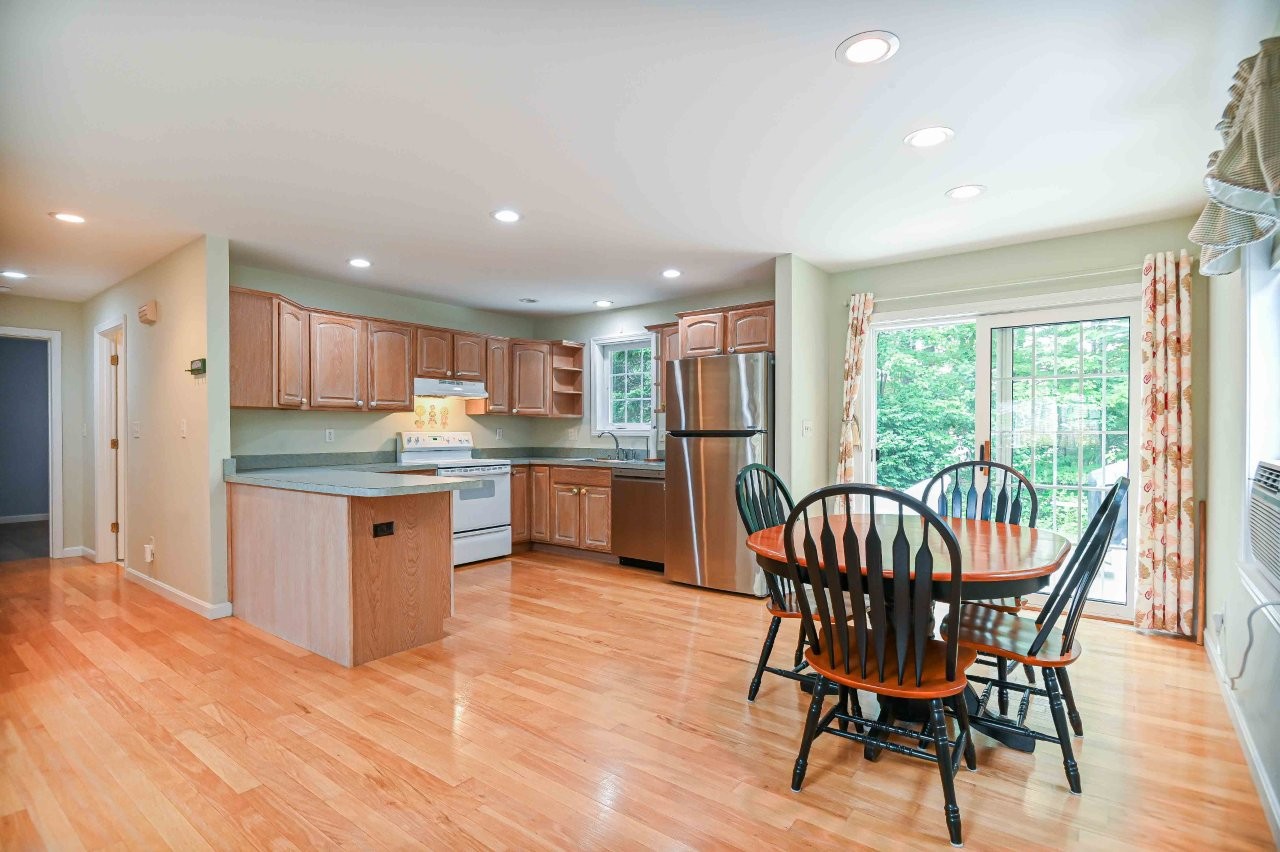York, Maine, 03909, United States, 2 Bedrooms Bedrooms, ,2 BathroomsBathrooms,Residential,For Sale,1896893