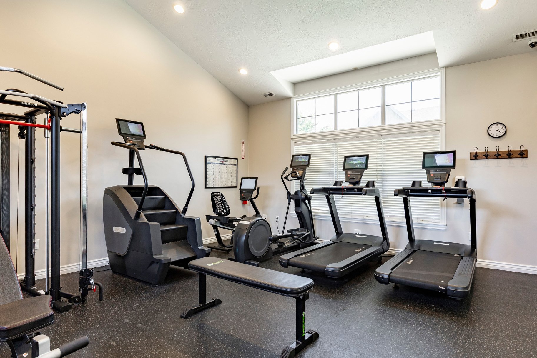  Fully Remodeled End-Unit in Prime Midvale Location - 物件實景
