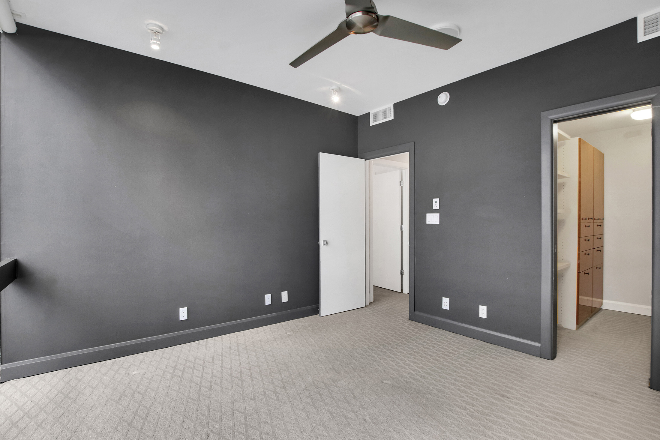  Fully Renovated Two-story Condo in the Iconic Colony House at Colony Square - 物件實景