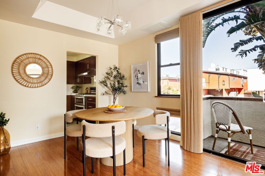 Los Angeles, California, 90034, United States, 2 Bedrooms Bedrooms, ,3 BathroomsBathrooms,Residential,For Sale,1991058