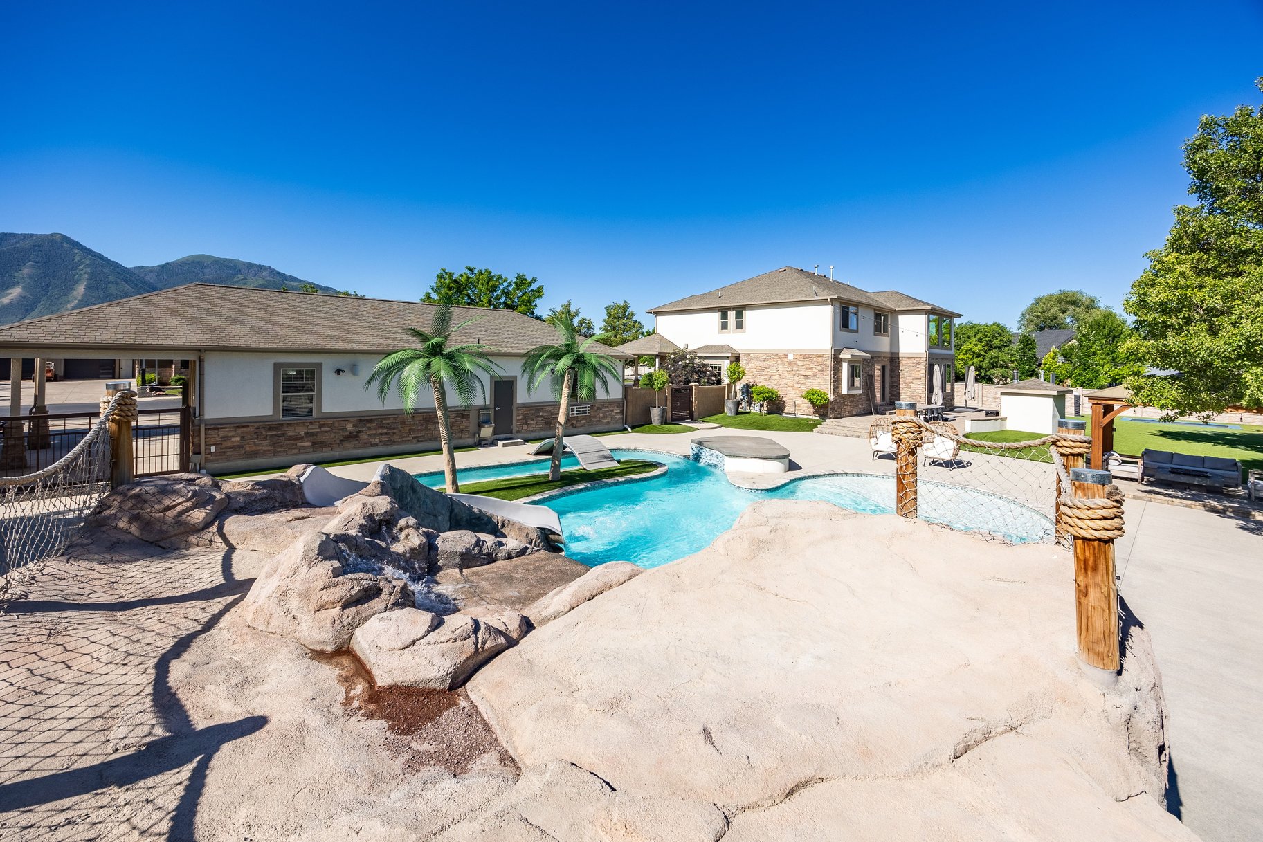  Newly Updated Home with Pool, Lazy River & Detached Garage - 物件實景