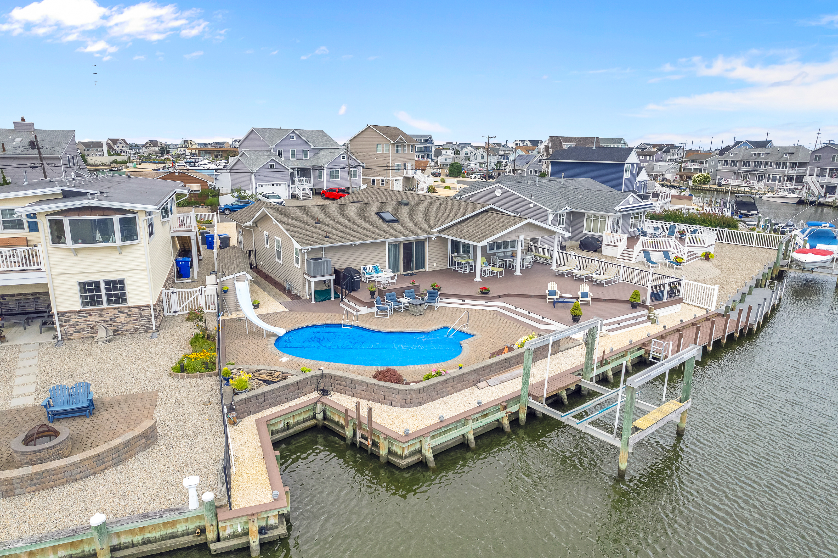  Spacious Waterfront Ranch With In-Ground Pool - 物件實景