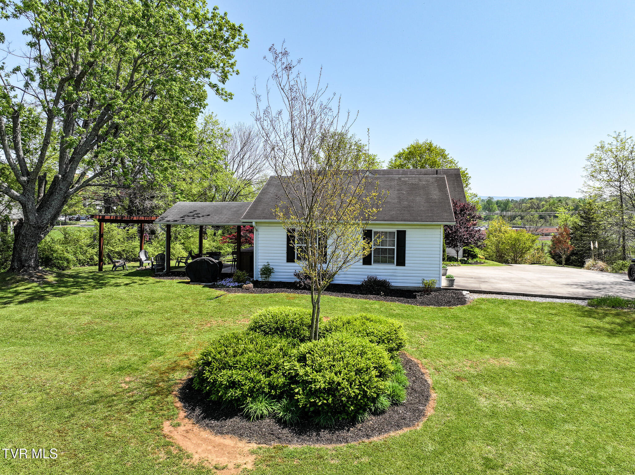 Greeneville, Tennessee, 37745, United States, 4 Bedrooms Bedrooms, ,2 BathroomsBathrooms,Residential,For Sale,1976291