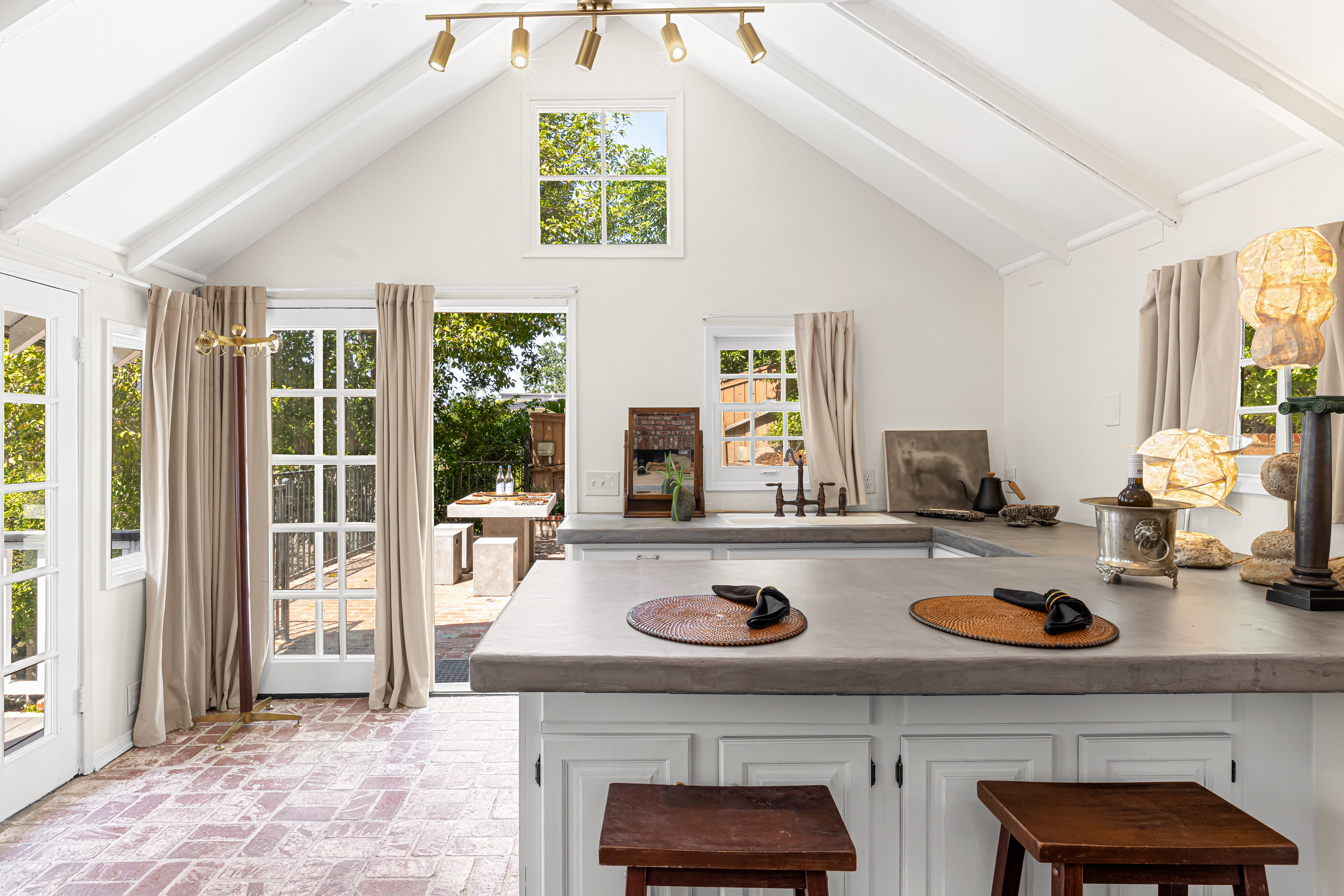  4650 Encino Avenue - 物件實景