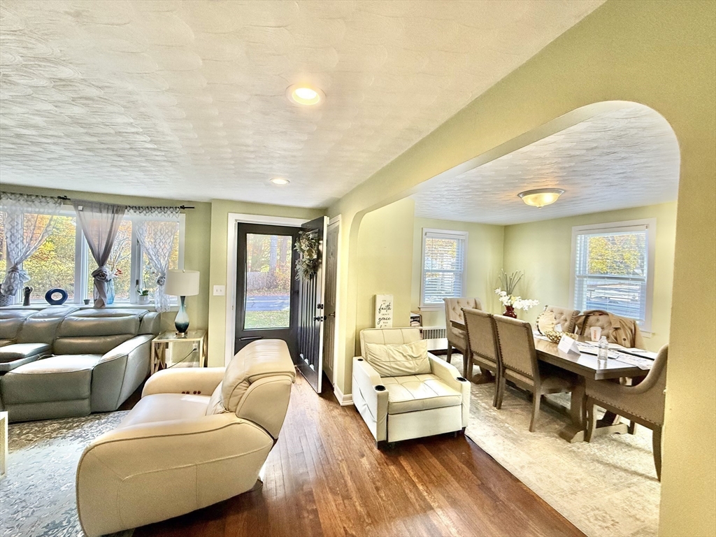 Stoughton, Massachusetts, 02072, United States, 3 Bedrooms Bedrooms, ,1 BathroomBathrooms,Residential,For Sale,1978457