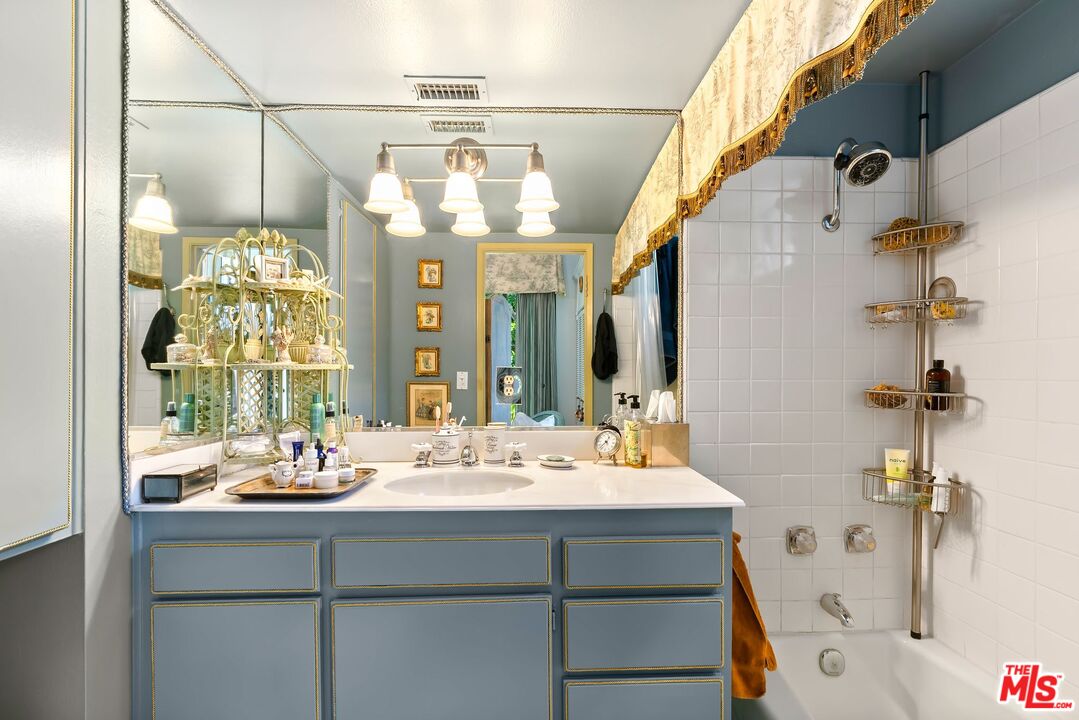 West Hollywood, California, 90069, United States, 2 Bedrooms Bedrooms, ,3 BathroomsBathrooms,Residential,For Sale,1896709