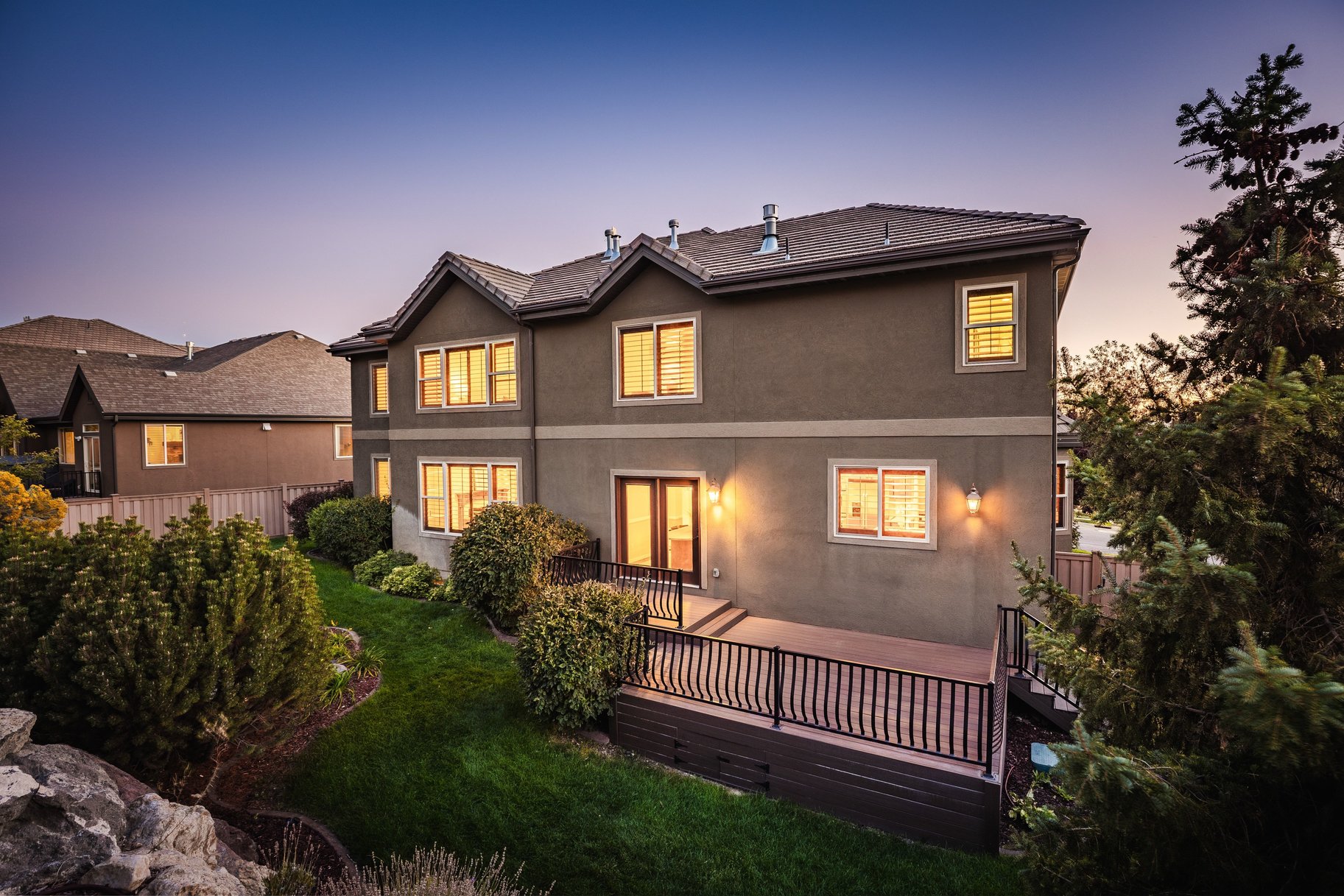  Nearly 7,000 Square Feet with a Stunning Backyard Water Feature - 物件實景
