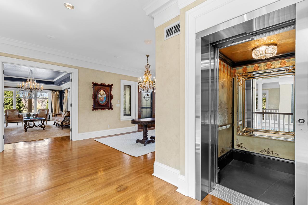 Minneapolis, Minnesota, 55405, United States, 4 Bedrooms Bedrooms, ,4 BathroomsBathrooms,Residential,For Sale,1821266