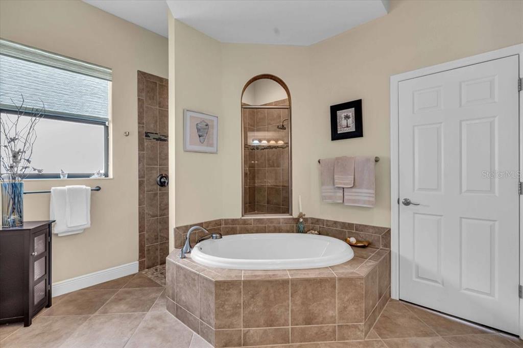 Bradenton, Florida, 34212, United States, 3 Bedrooms Bedrooms, ,3 BathroomsBathrooms,Residential,For Sale,1759767