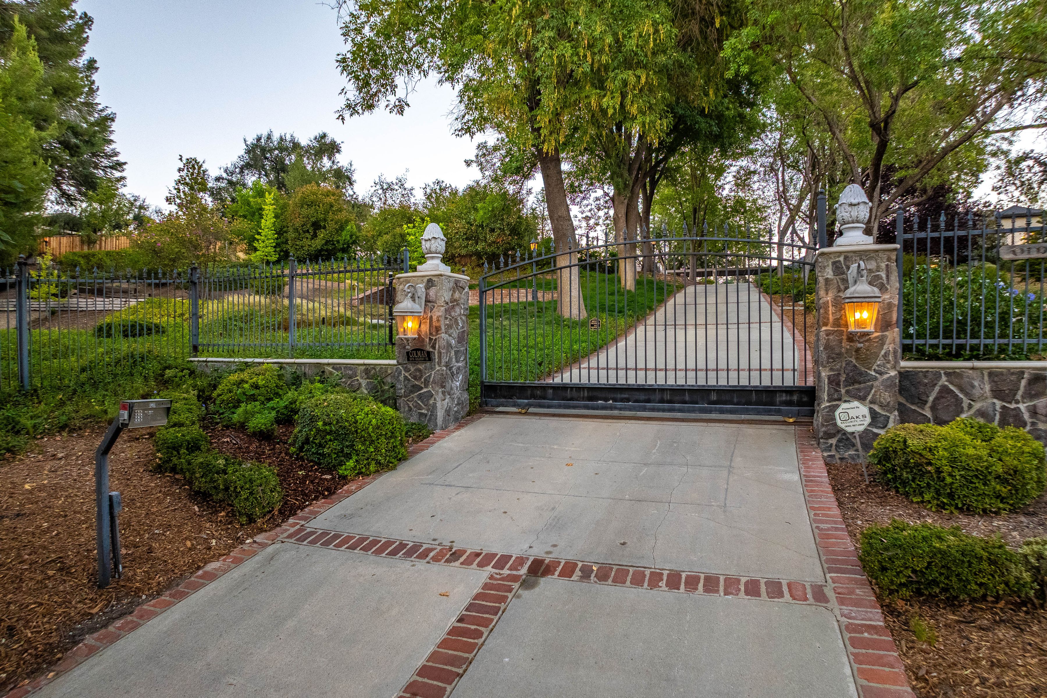  Gated Estate on Nearly 2 Acres - 物件實景